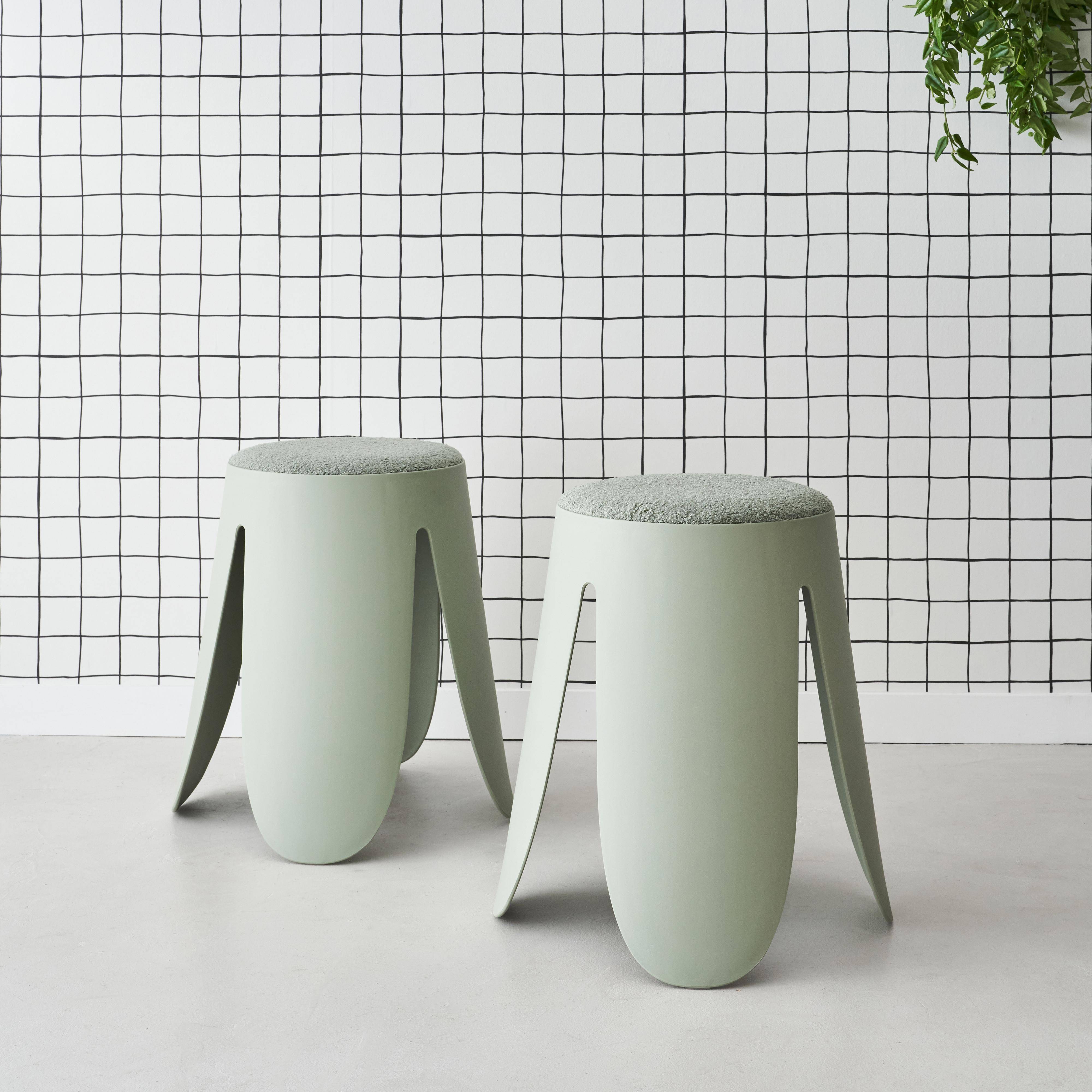 Set di 2 sgabelli impilabili verde celadon, bouclette strutturata, NIKI, Ø30 / 44 x H46cm Photo1