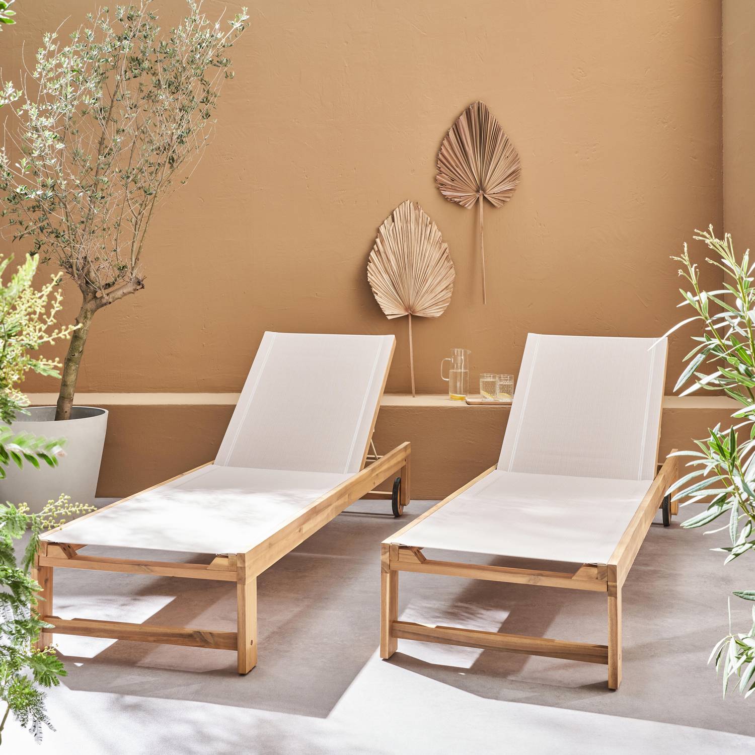 Lot de 2 bains de soleil en bois d'acacia et textilène beige, multi positions avec roulettes Photo1
