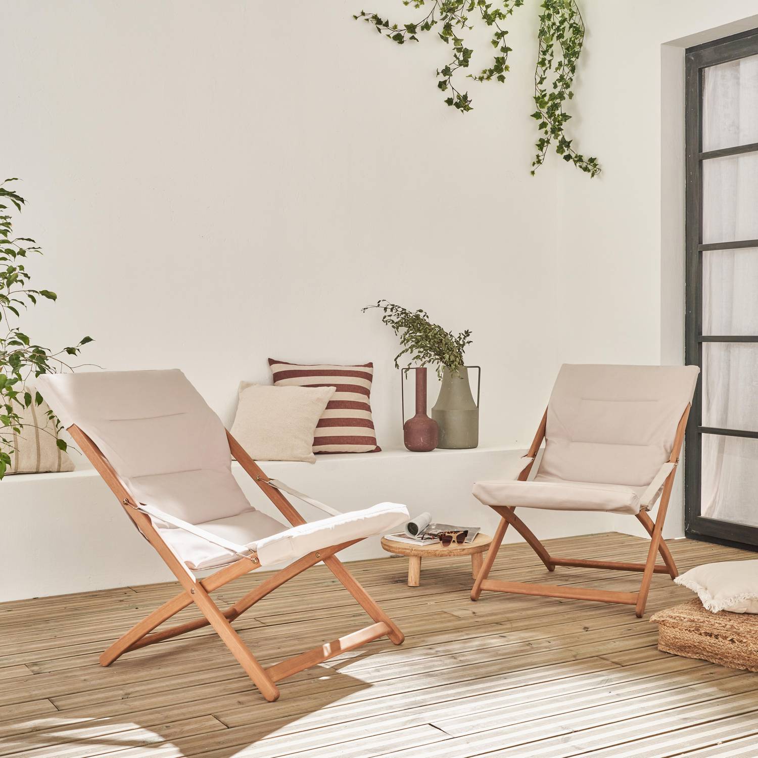 2er Set beigefarbene Liegestühle aus Eukalyptusholz, zusammenklappbar, gepolsterte Sitzfläche - Vigo Photo1