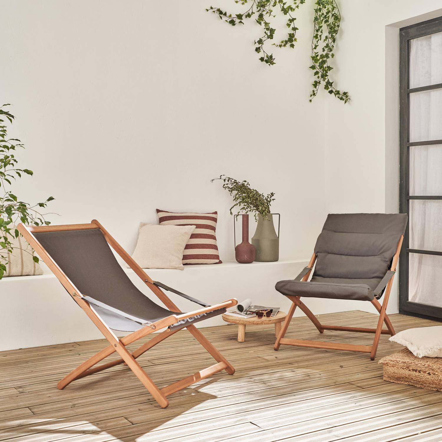 2er Set graue Liegestühle aus Eukalyptusholz, zusammenklappbar, gepolsterte Sitzfläche - Vigo Photo2