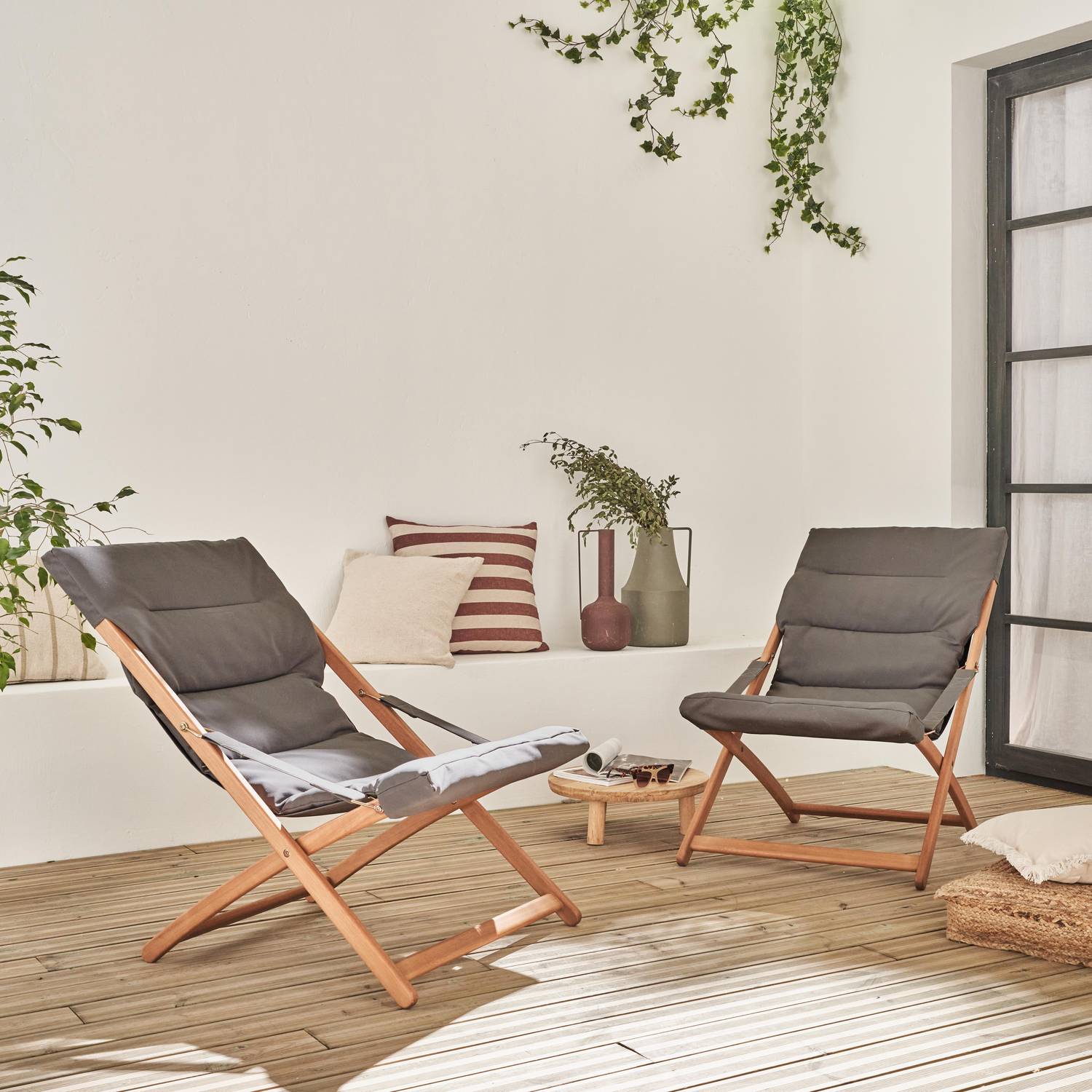 2er Set graue Liegestühle aus Eukalyptusholz, zusammenklappbar, gepolsterte Sitzfläche - Vigo Photo1