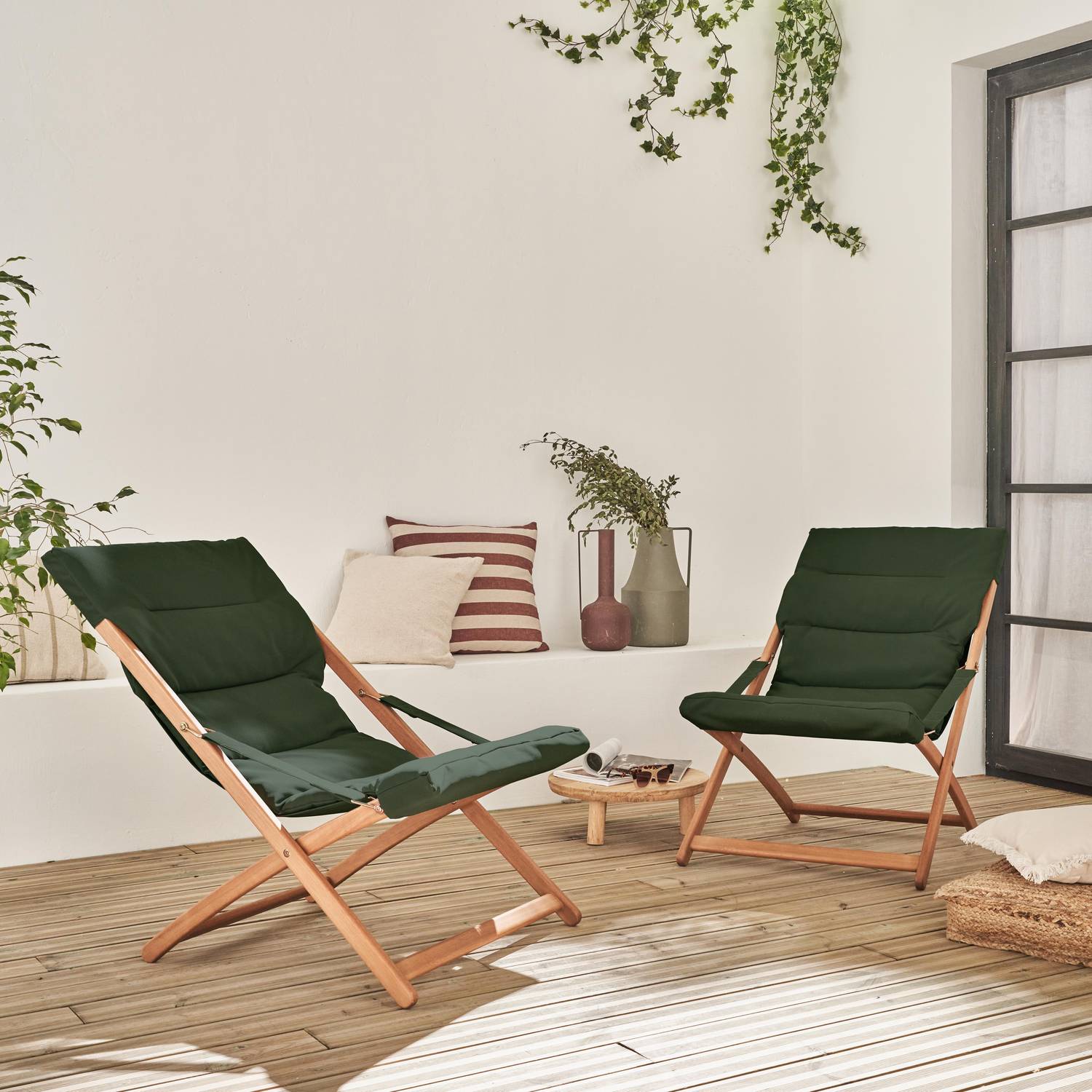 2er Set khaki Liegestühle aus Eukalyptusholz, zusammenklappbar, gepolsterte Sitzfläche - Vigo Photo1