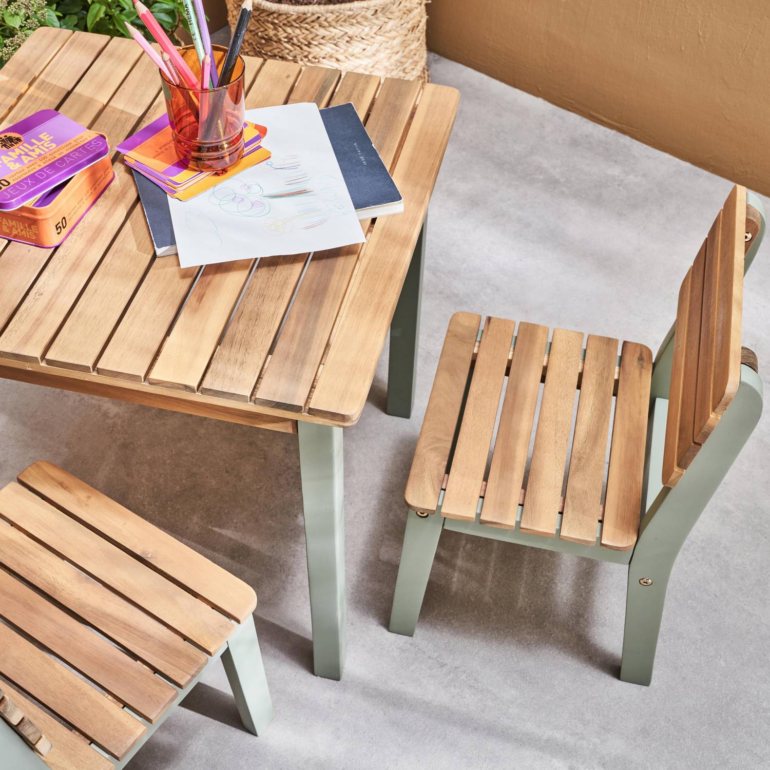 Mesa infantil de madera de acacia FSC, verde agua, para interior y exterior con 2 sillas Photo2