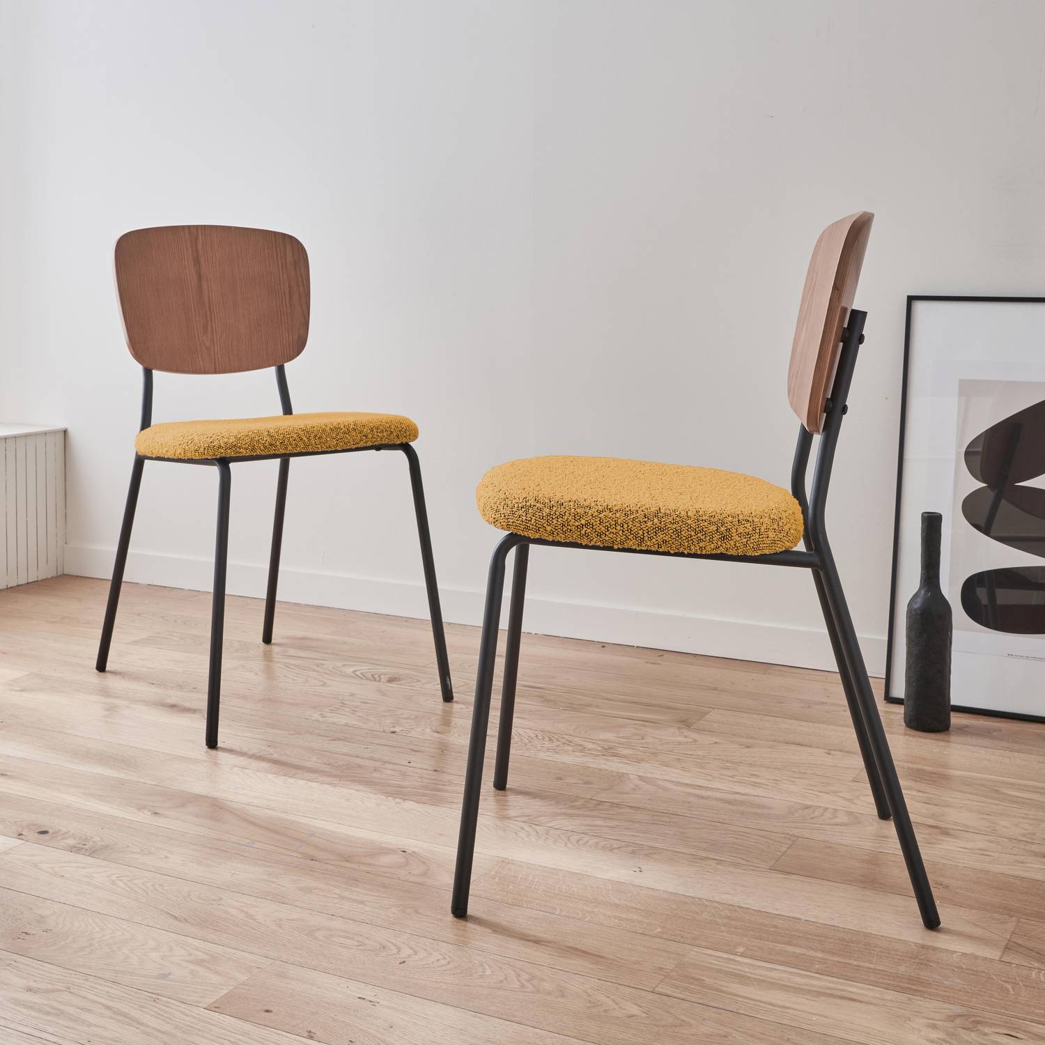 2er Set Stühle mit strukturiertem Bouclé-Sitz in senfgelb, Rückenlehne aus gebogenem Pappelholz, Beine aus mattschwarzem Metall Photo2