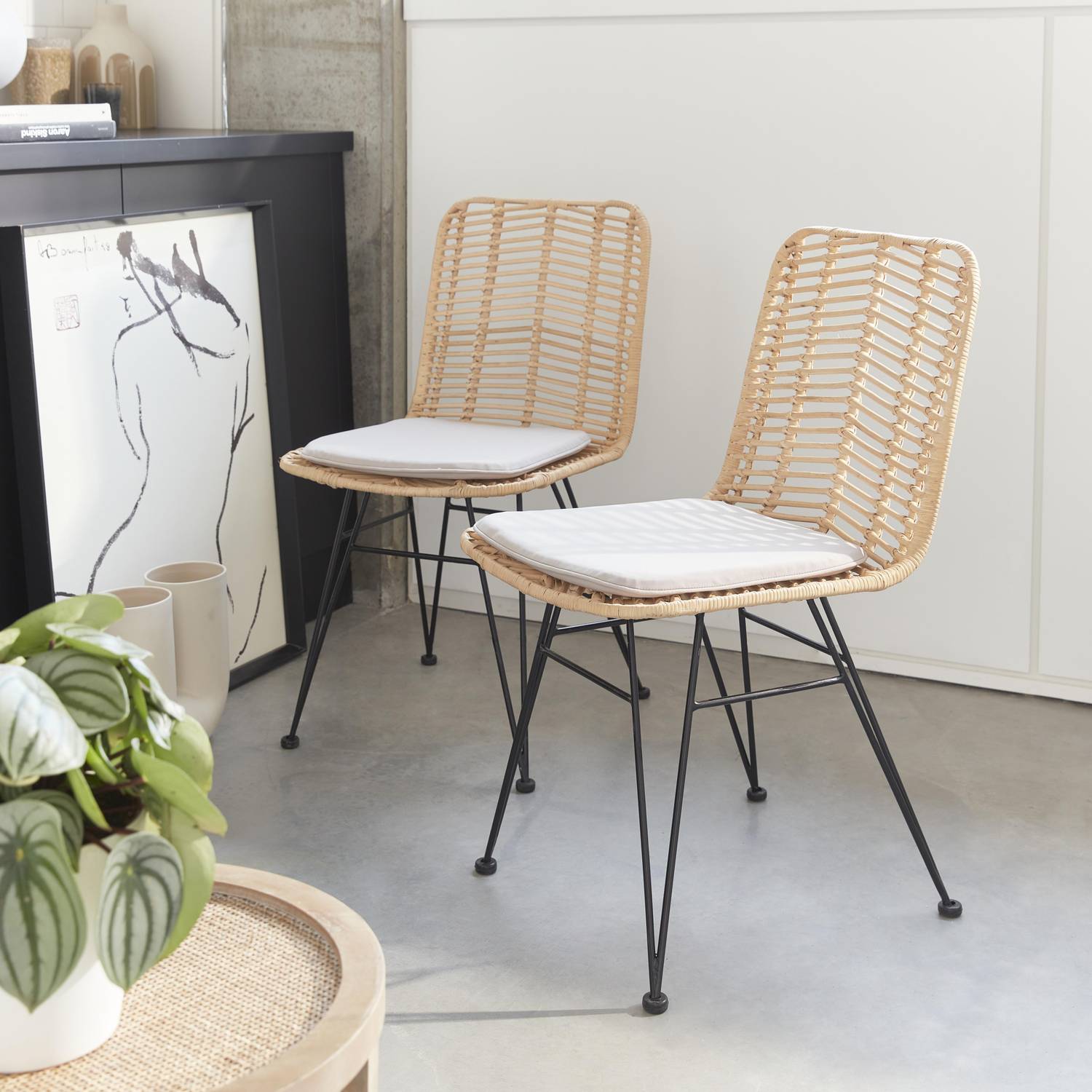 Pair of high-backed rattan dining chairs with metal legs and cushions - Cahya - Natural rattan, White cushions Photo1