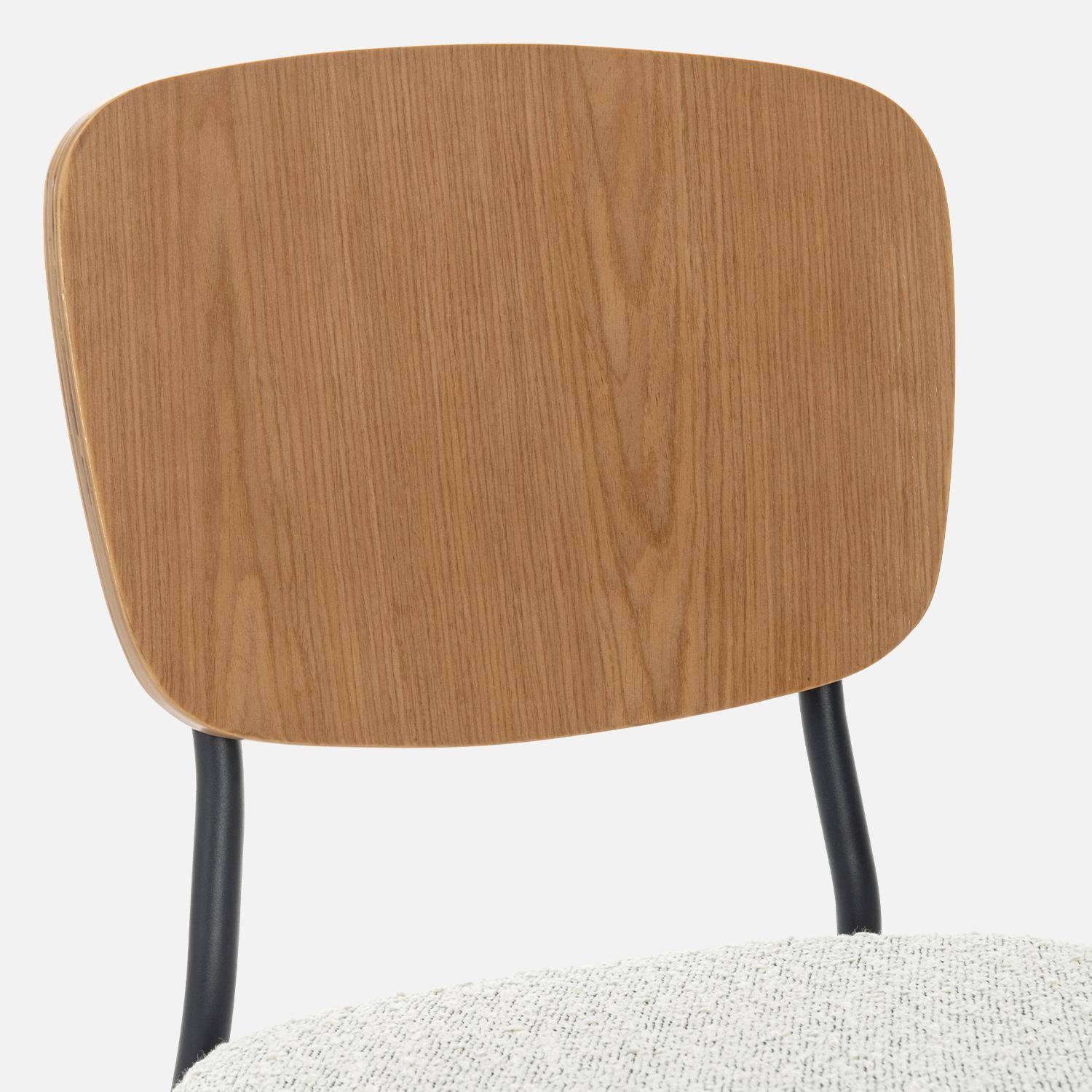 2er Set Stühle mit strukturiertem Bouclé-Sitz in weiß, Rückenlehne aus gewölbtem Pappelholz, Beine aus mattschwarzem Metall Photo5
