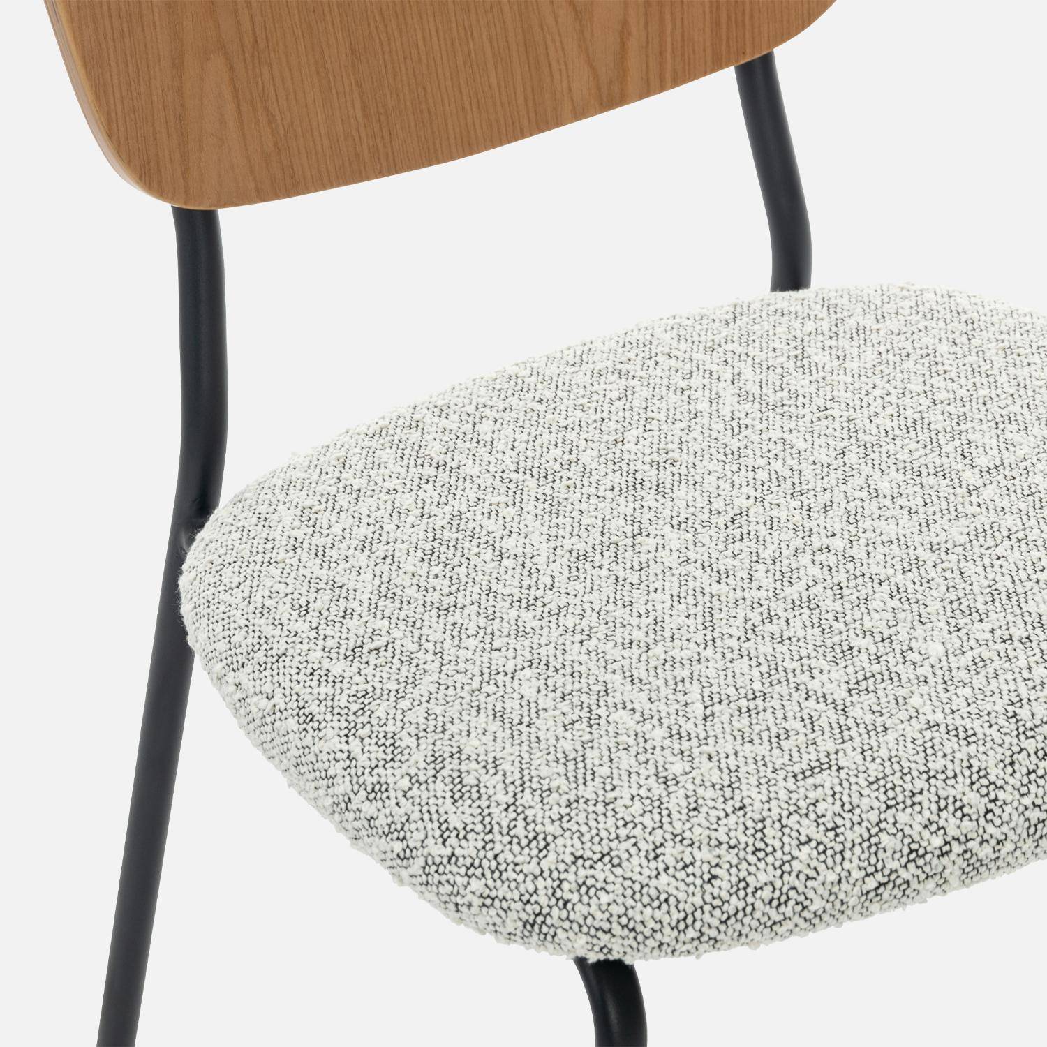 2er Set Stühle mit strukturiertem Bouclé-Sitz in weiß, Rückenlehne aus gewölbtem Pappelholz, Beine aus mattschwarzem Metall Photo4