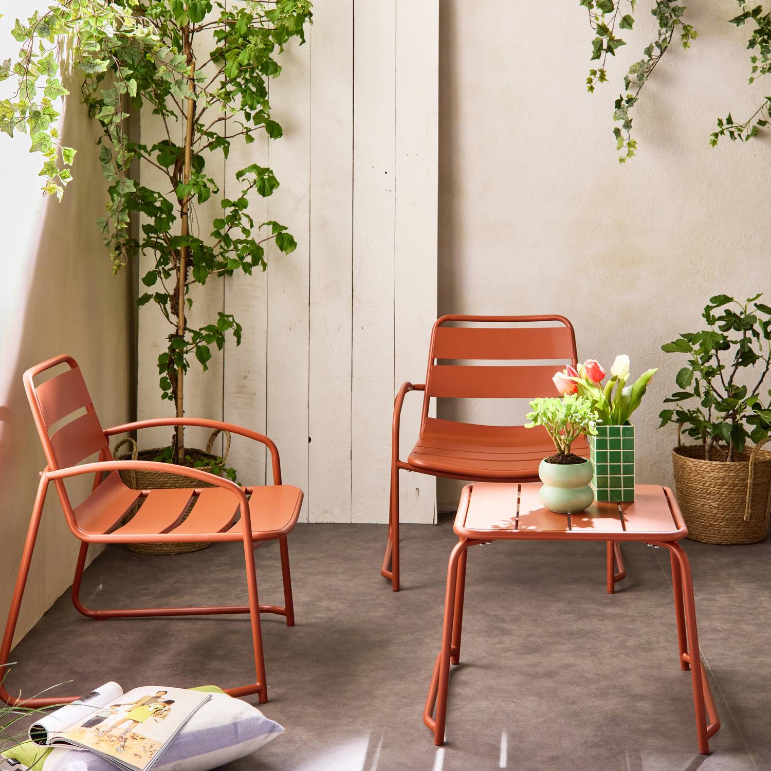 Suzana terracotta tuinset, 2 stoelen 1 stalen bijzettafel Photo2