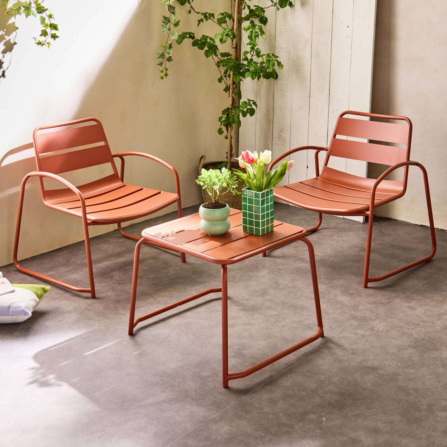 Suzana terracotta tuinset, 2 stoelen 1 stalen bijzettafel Photo1