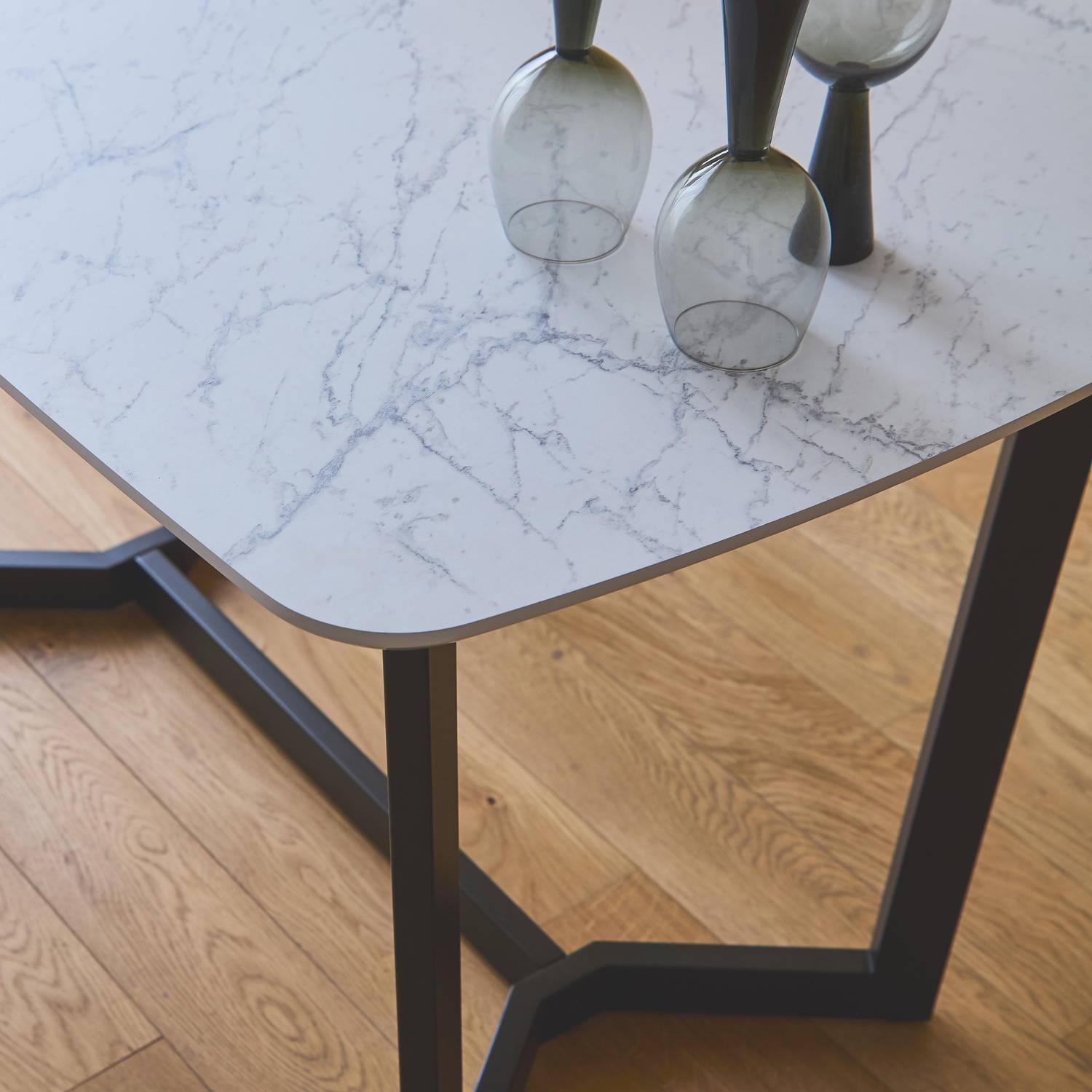  Table à manger 4 à 6 places effet marbre, pieds métal noir, 120cm  Photo2