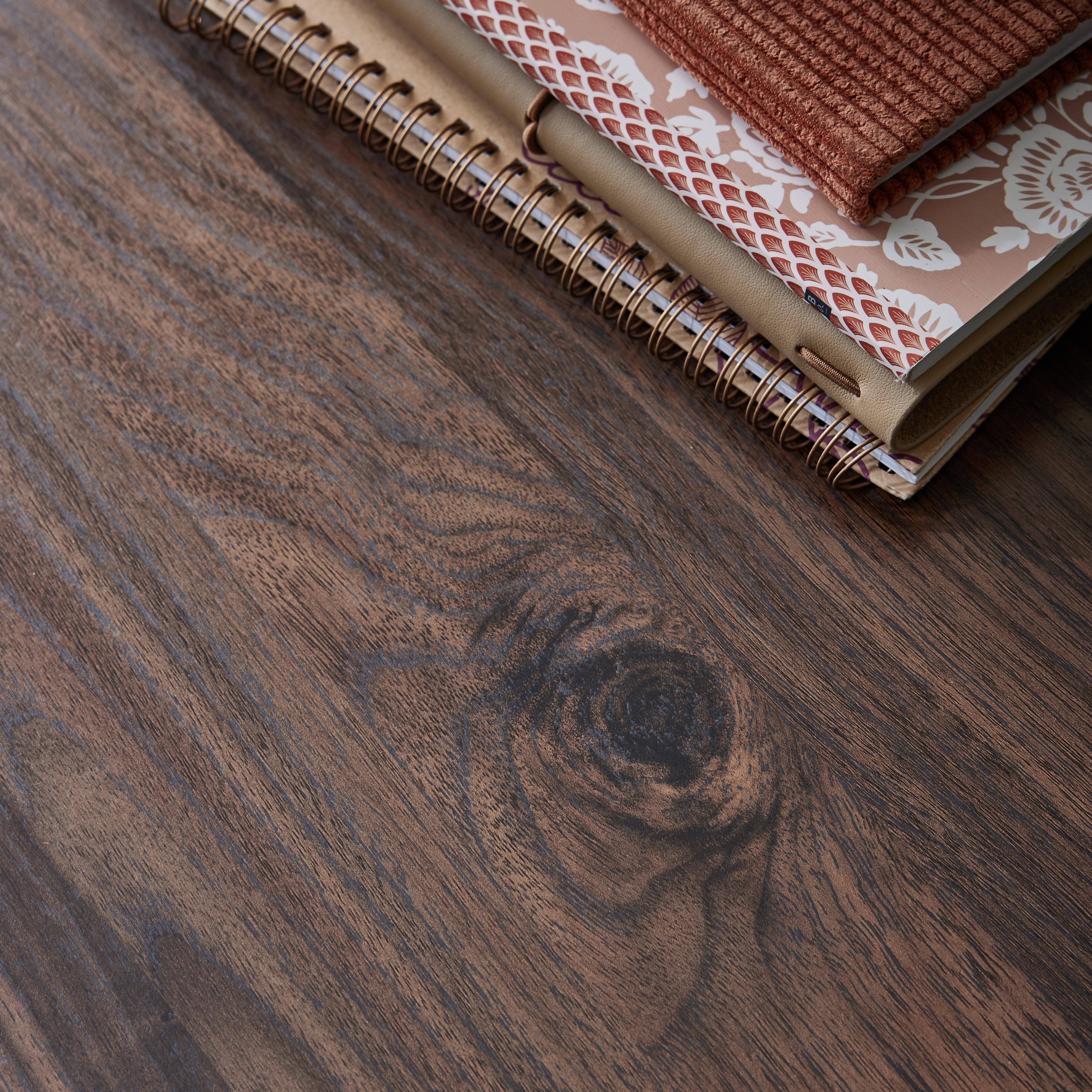 Set di 2 comodino effetto legno scanalato, Bazalt, Marrone scuro naturale, 48x39x50 cm Photo4