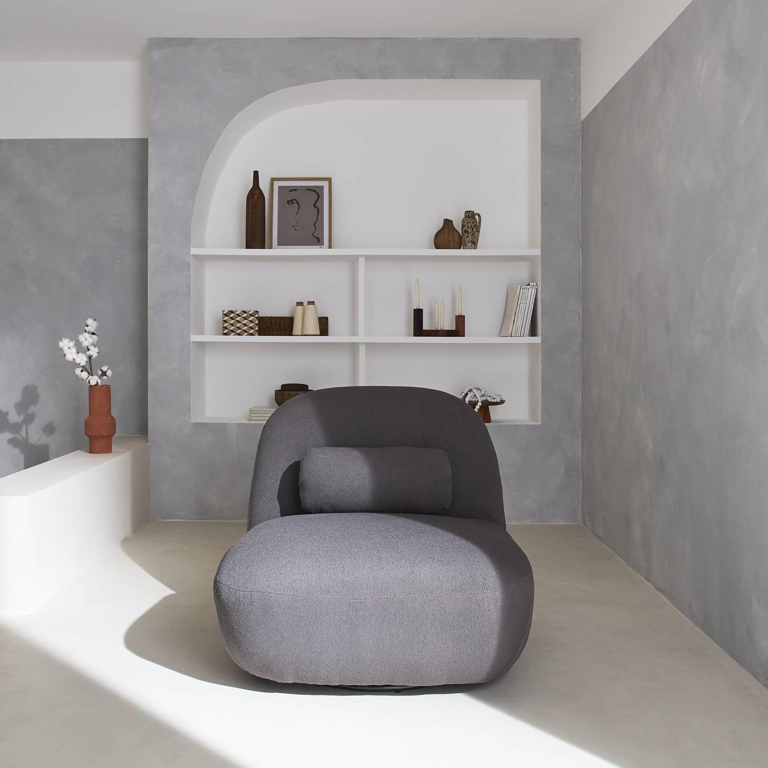 360° draaibare fauteuil in grijs boucléstof, matzwart metalen onderstel, Spino Photo2