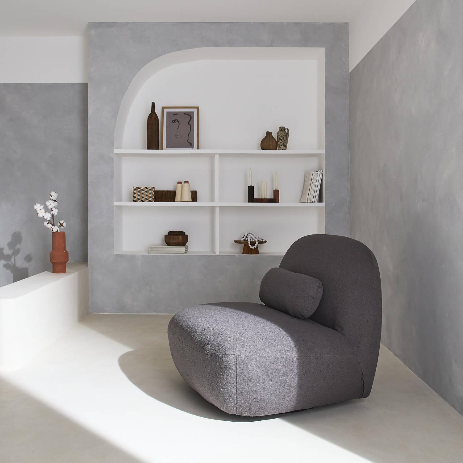 360° draaibare fauteuil in grijs boucléstof, matzwart metalen onderstel, Spino Photo1