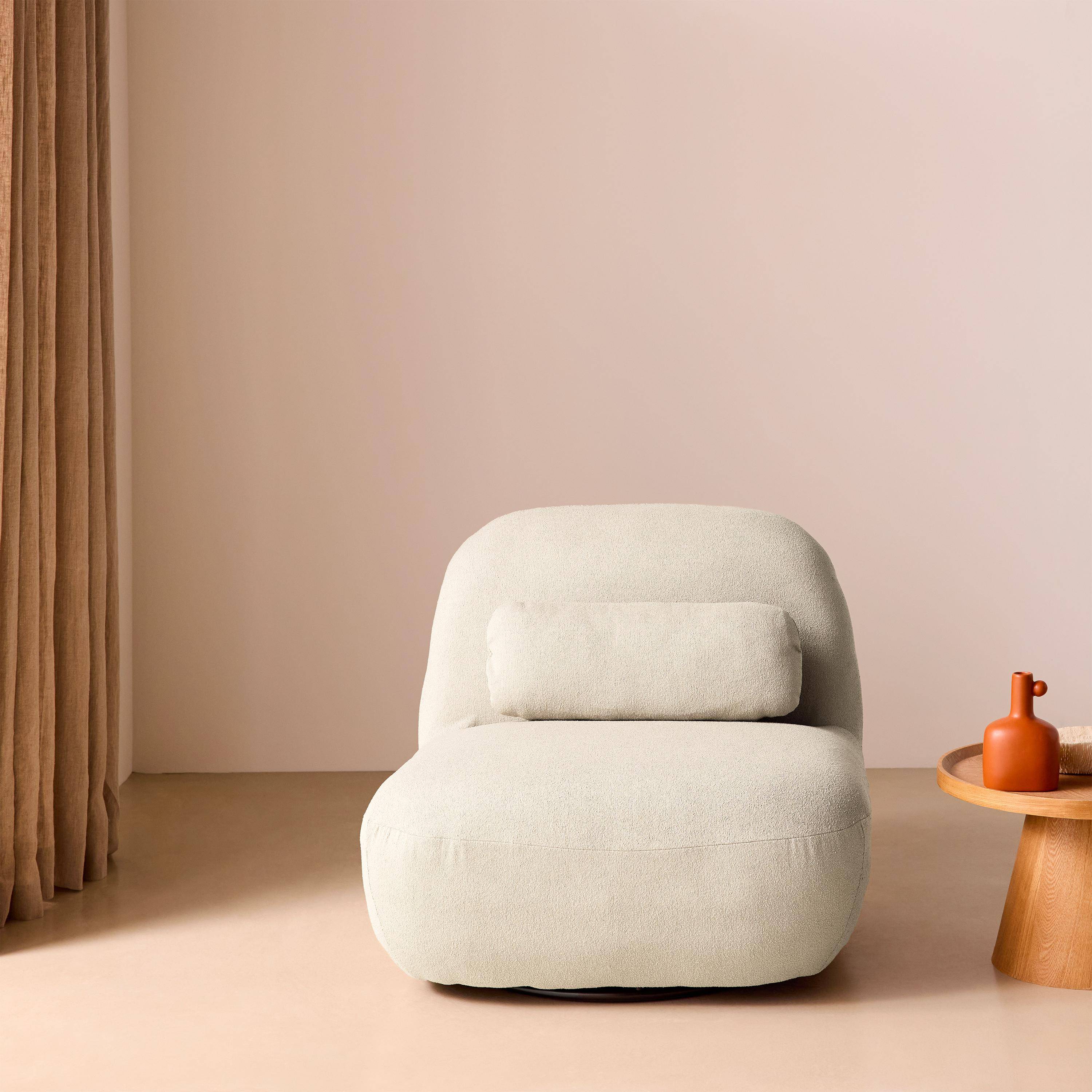 Fauteuil pivotant 360° en bouclette texturée blanc crème, piètement en métal noir mat - SPINO Photo1