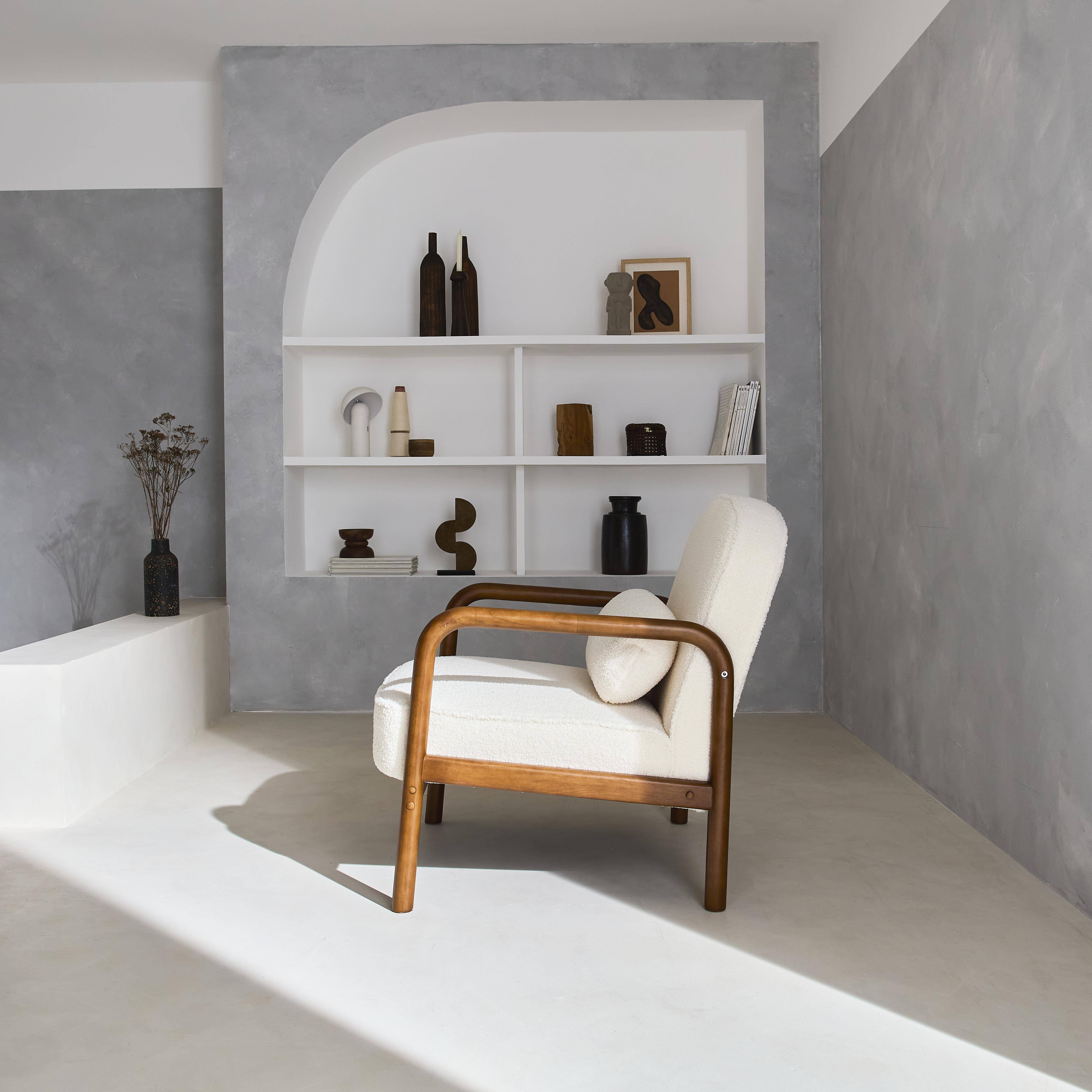 Scandinavische fauteuil in heveahout met lichte walnootkleur en witte boucléstof, Amélie,sweeek,Photo2