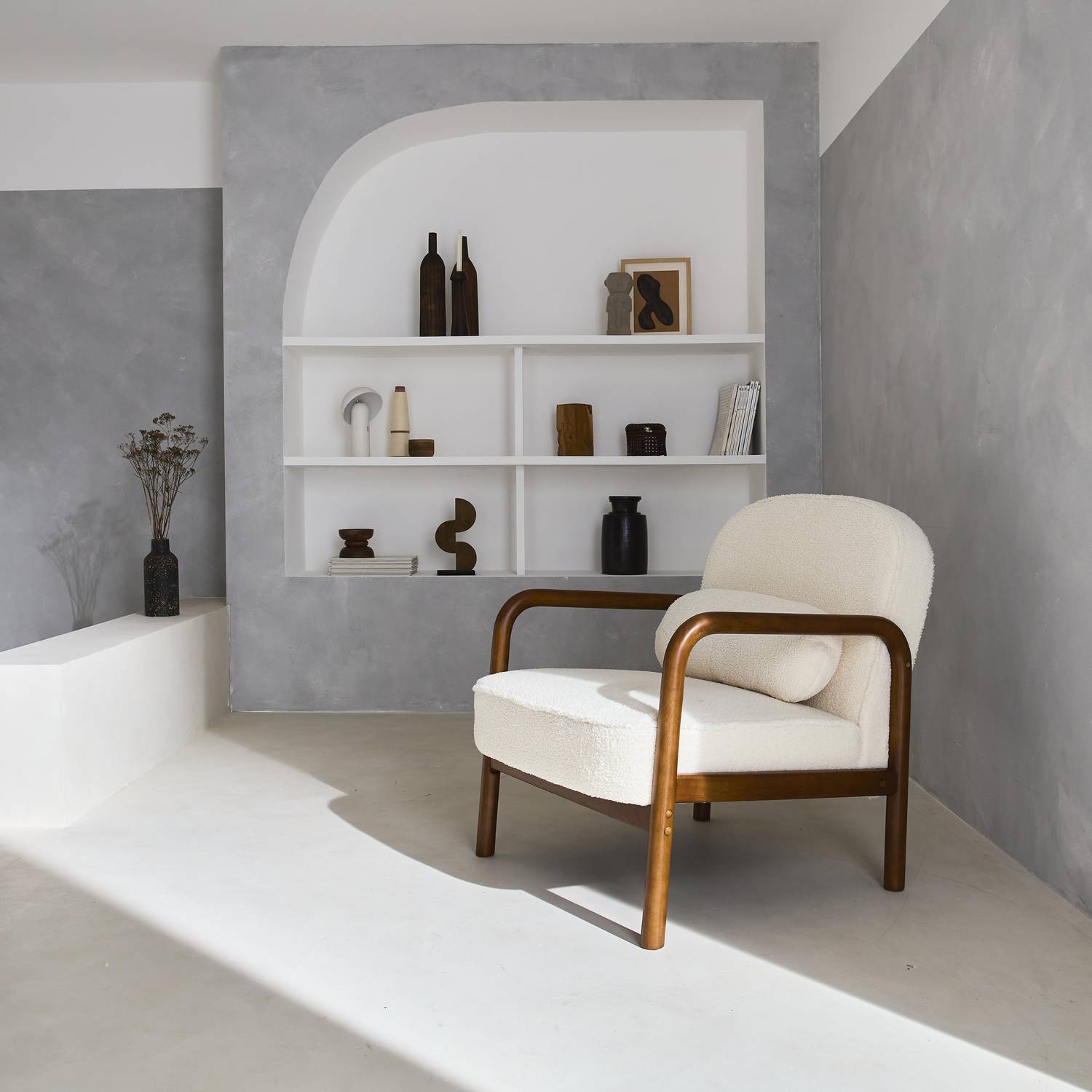 Scandinavische fauteuil in heveahout met lichte walnootkleur en witte boucléstof, Amélie Photo1
