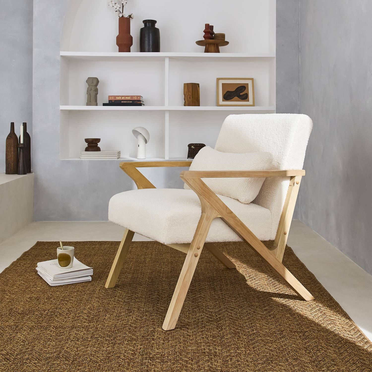 Scandinavische fauteuil in heveahout en witte bouclé, Antoine Photo1