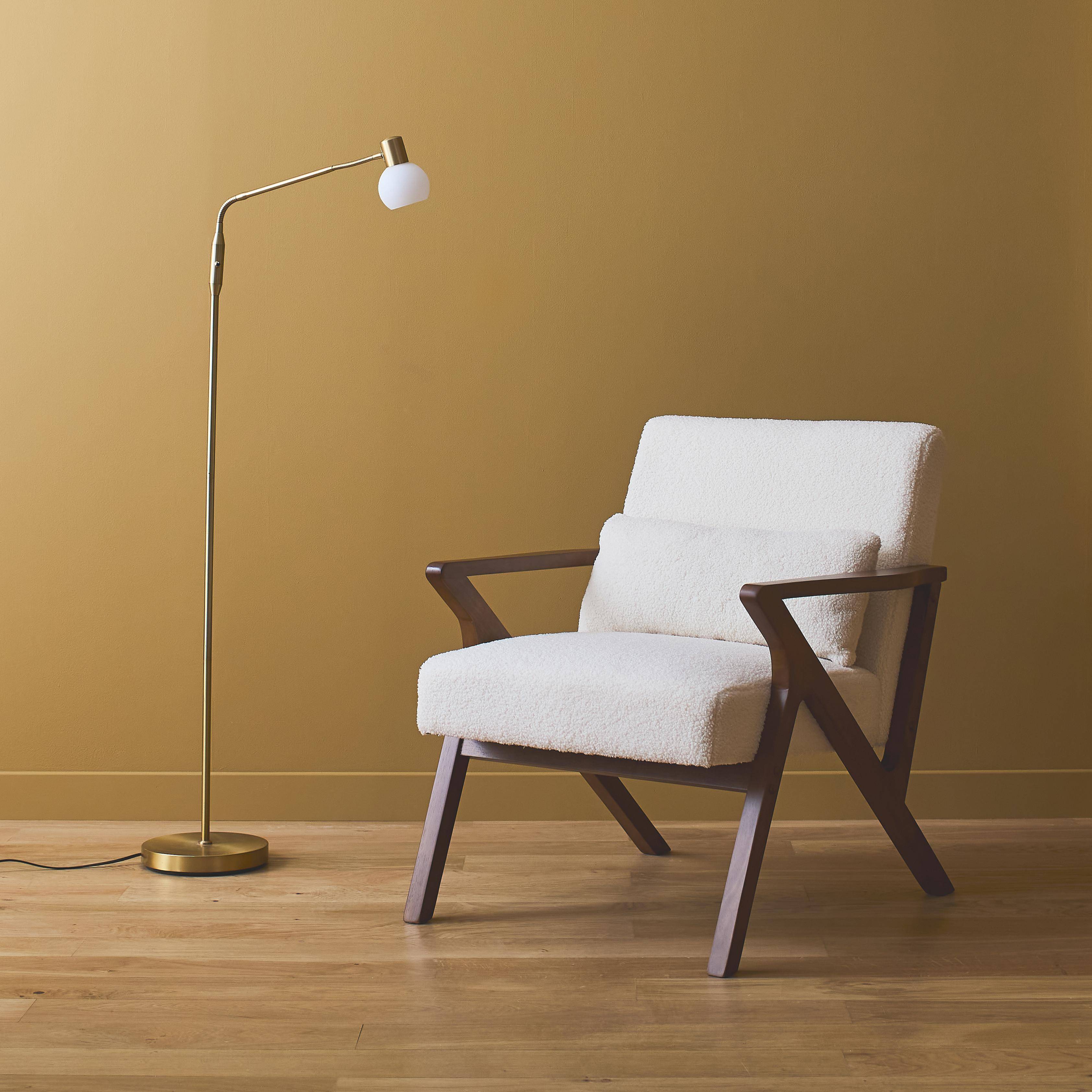 Scandinavische fauteuil in heveahout met lichte walnootbeits en witte bouclé, Antoine,sweeek,Photo1