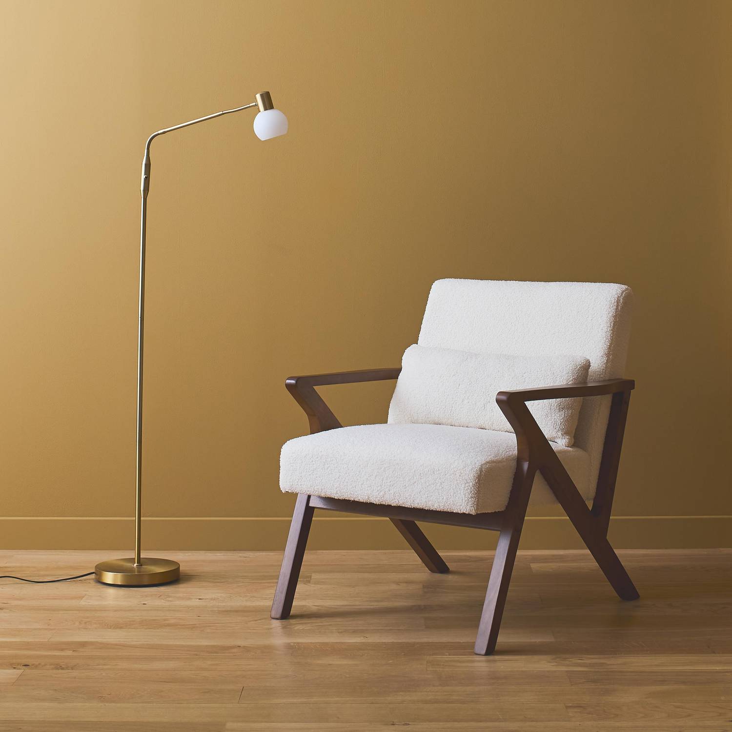 Scandinavische fauteuil in heveahout met lichte walnootbeits en witte bouclé, Antoine Photo1
