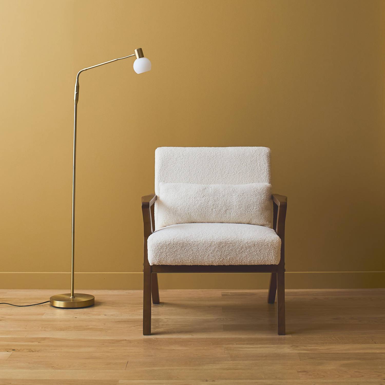 Scandinavische fauteuil in heveahout met lichte walnootbeits en witte bouclé, Antoine Photo2