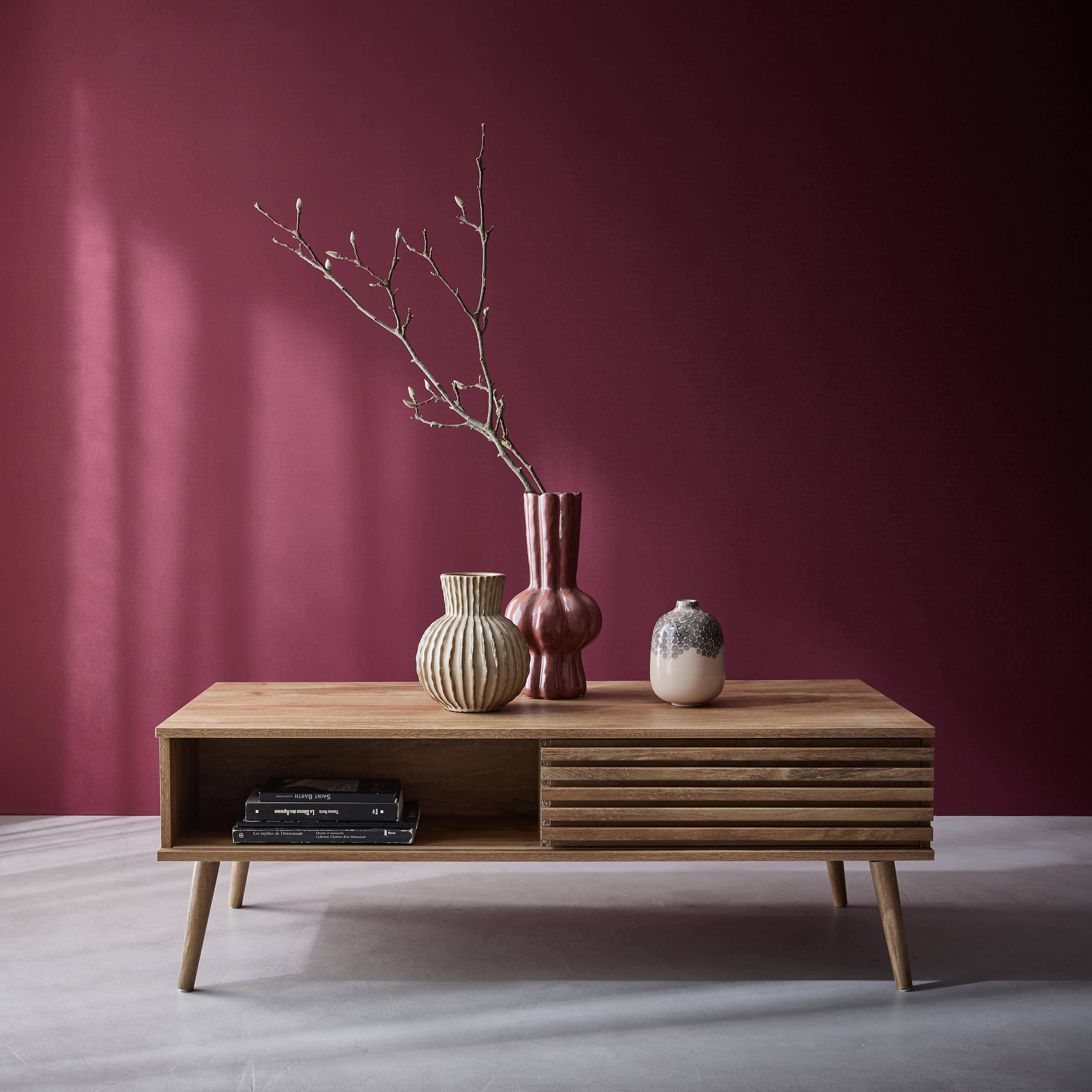 Tavolino scandinavo con ante scorrevoli con decoro in legno scanalato e nicchie portaoggetti Photo1