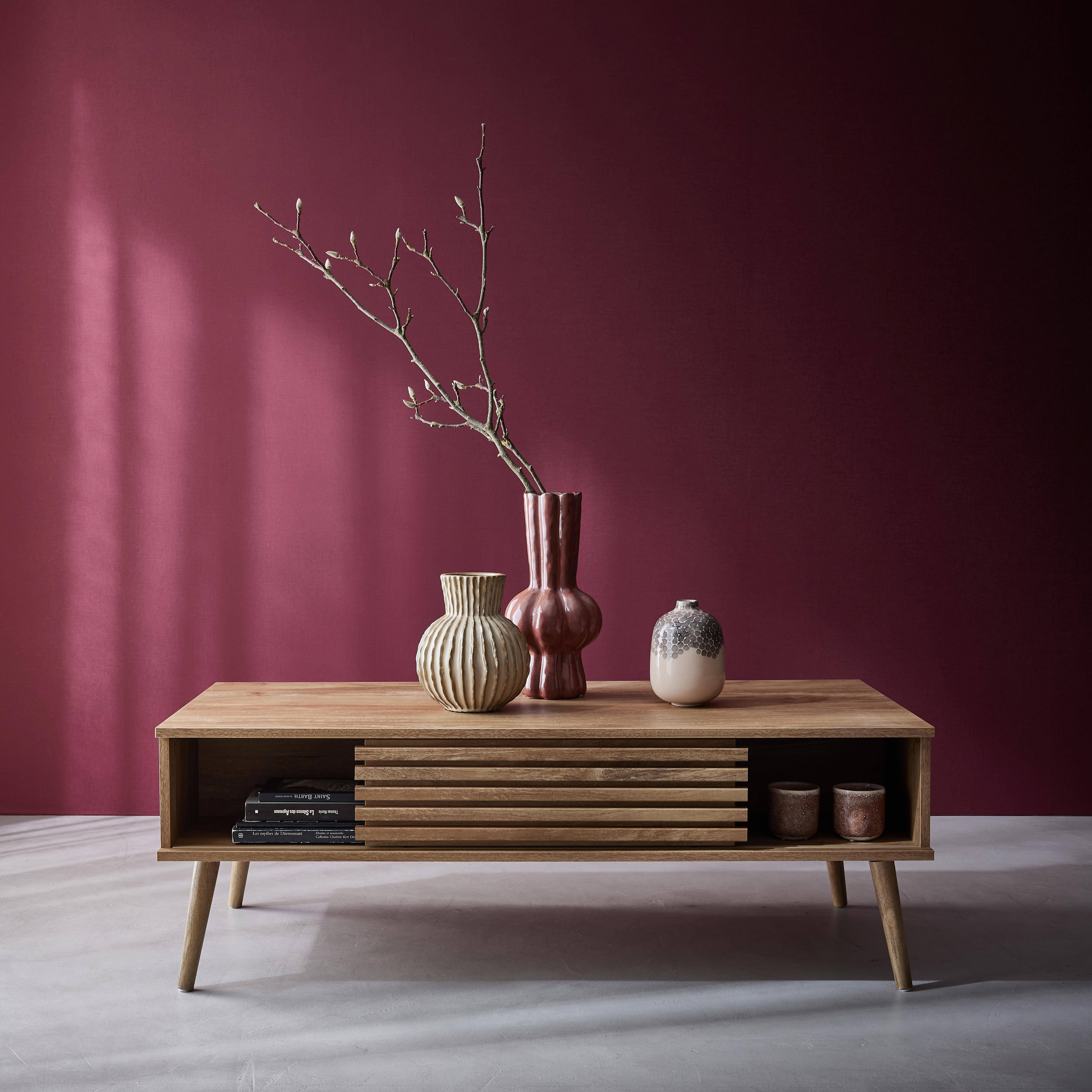 Tavolino scandinavo con ante scorrevoli con decoro in legno scanalato e nicchie portaoggetti Photo3