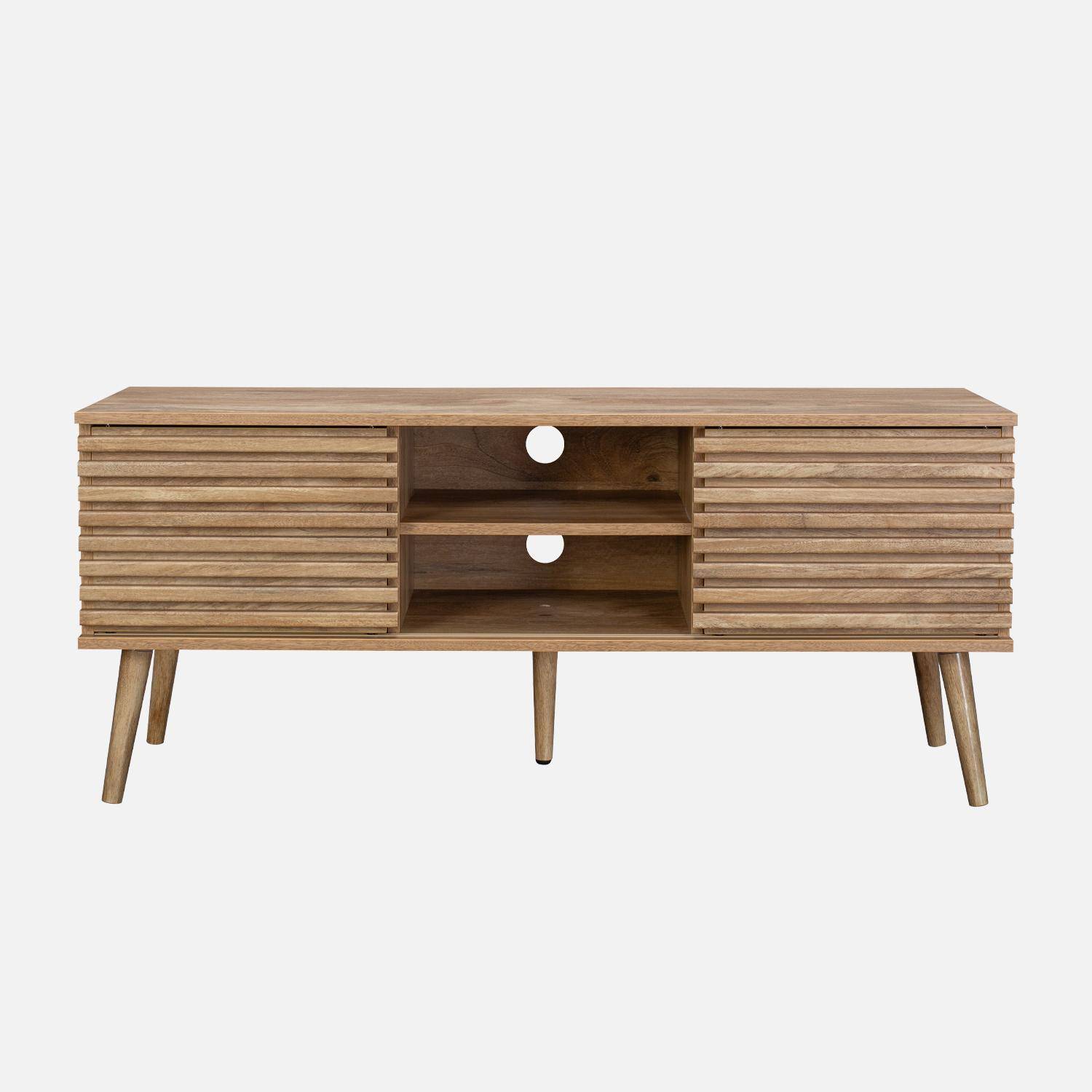 Scandinavisch TV-meubel met 2 deuren met gegroefd houtdecor en 1 centrale open vak met legplank Photo4