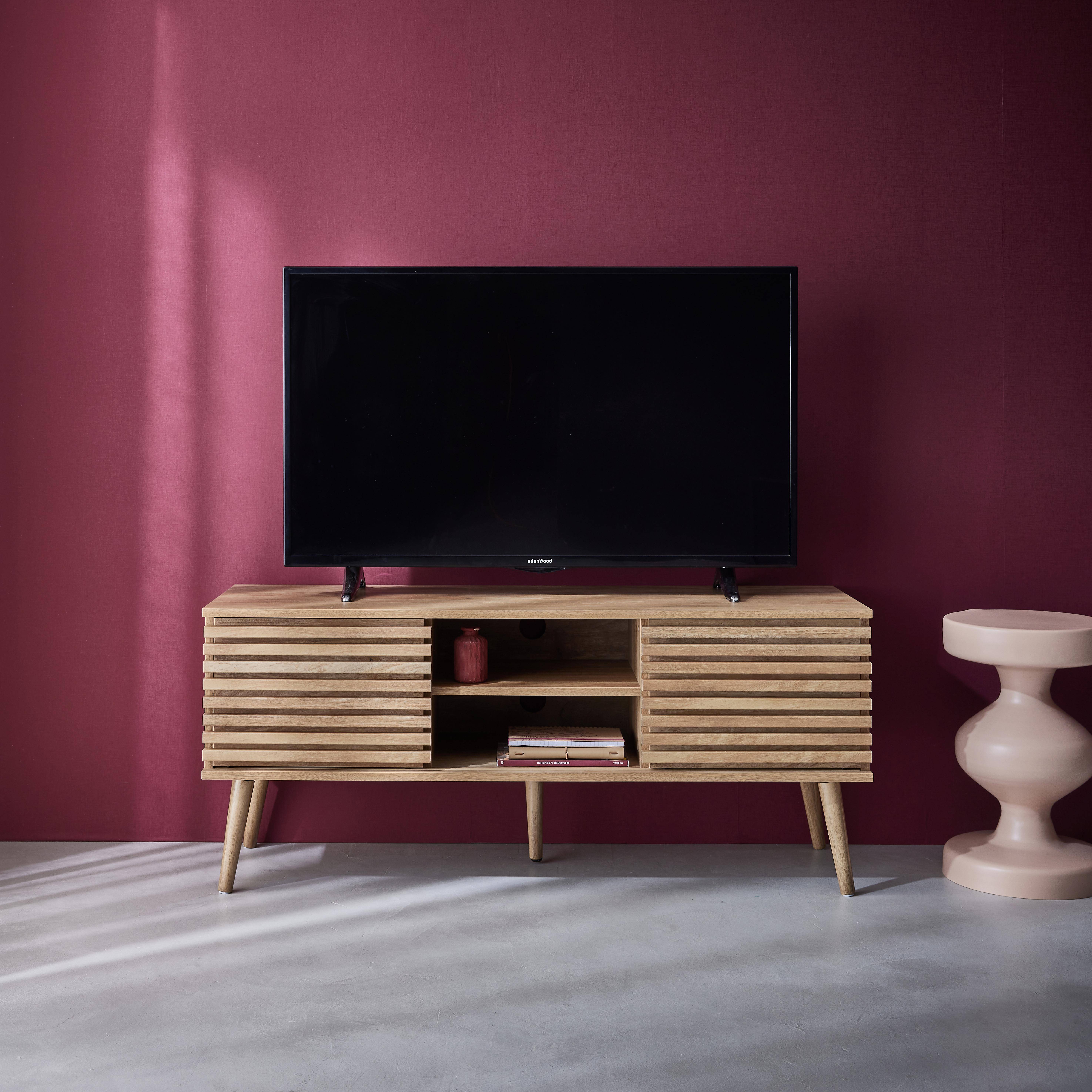 Scandinavisch TV-meubel met 2 deuren met gegroefd houtdecor en 1 centrale open vak met legplank Photo1