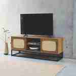Móvel para televisão com decoração em madeira e cana arredondada 140 cm, pernas e pegas em metal preto Photo2