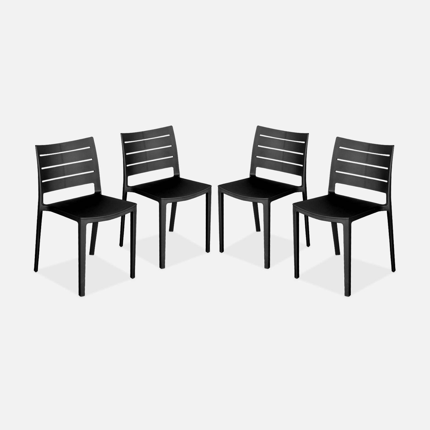 Lot de 4 chaises de jardin en plastique noir, empilables, déjà montées  Photo1