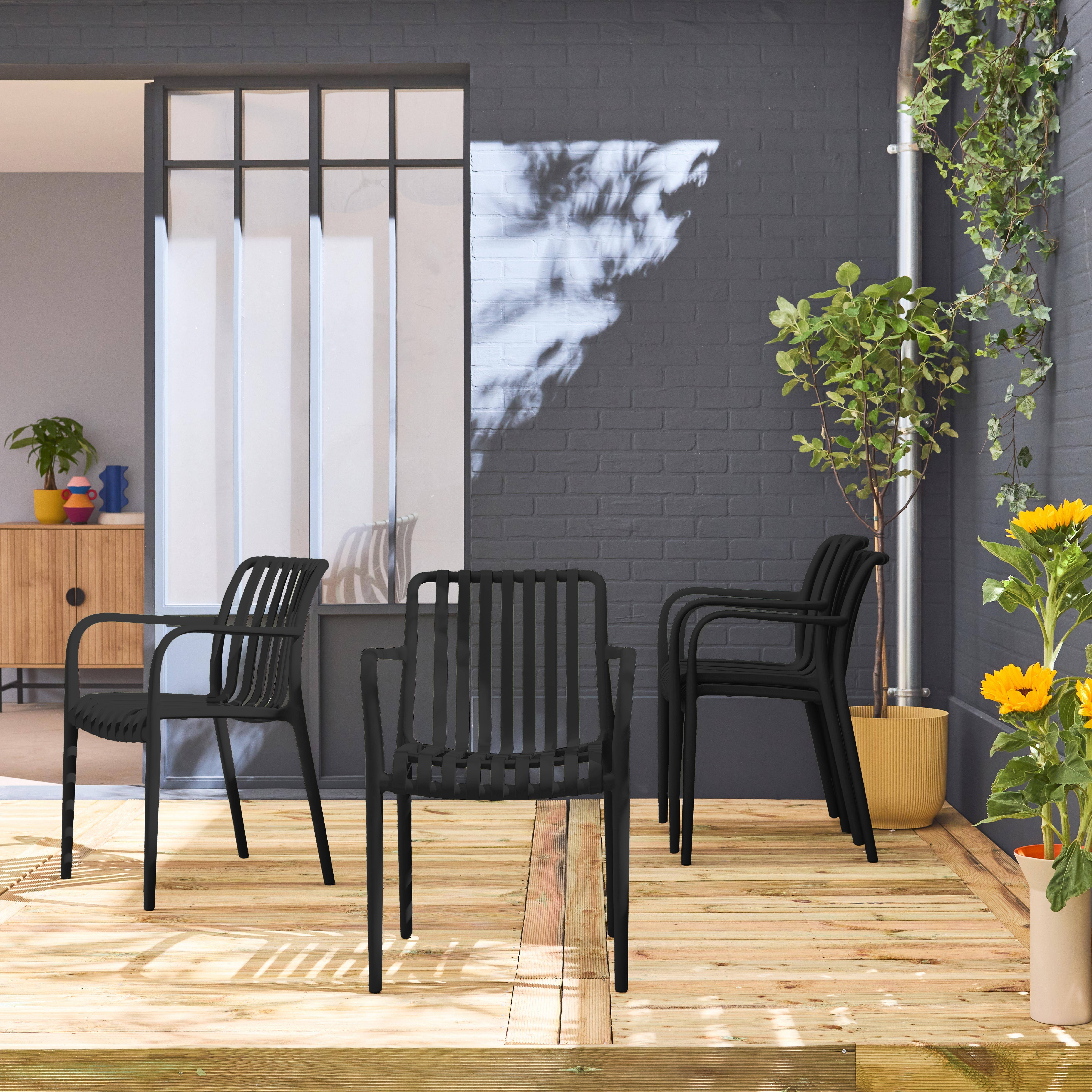 Lot de 4 fauteuils de jardin en plastique noir, empilables, design linéaire  Photo2