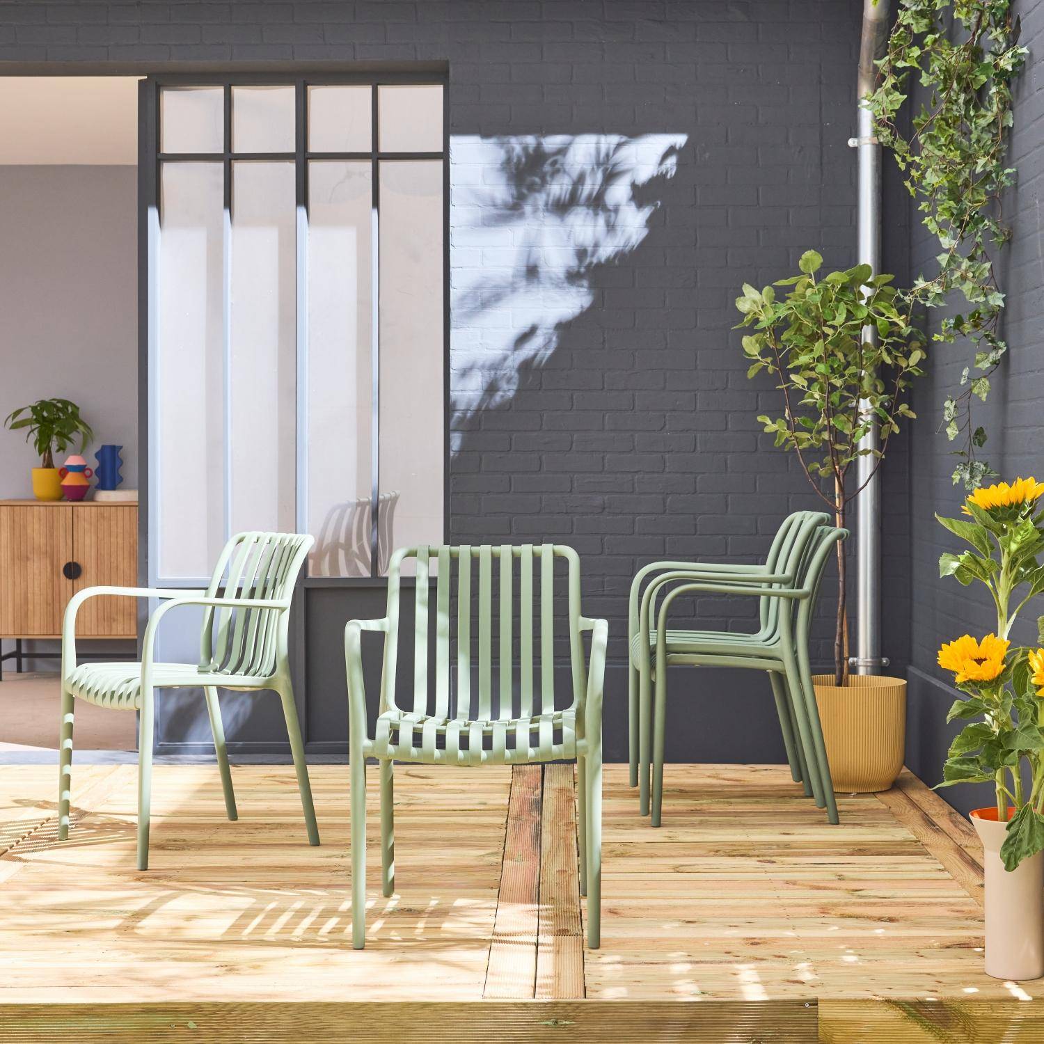 Set van 4 grijsgroene kunststof tuinstoelen, stapelbaar, lineair ontwerp, armleuning Photo1