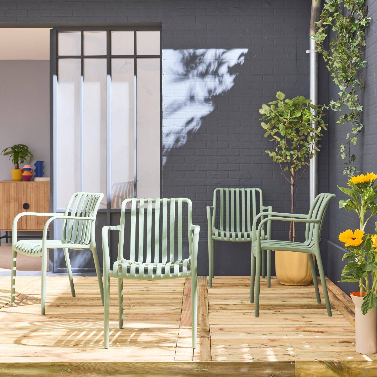 Set van 4 grijsgroene kunststof tuinstoelen, stapelbaar, lineair ontwerp, armleuning Photo2