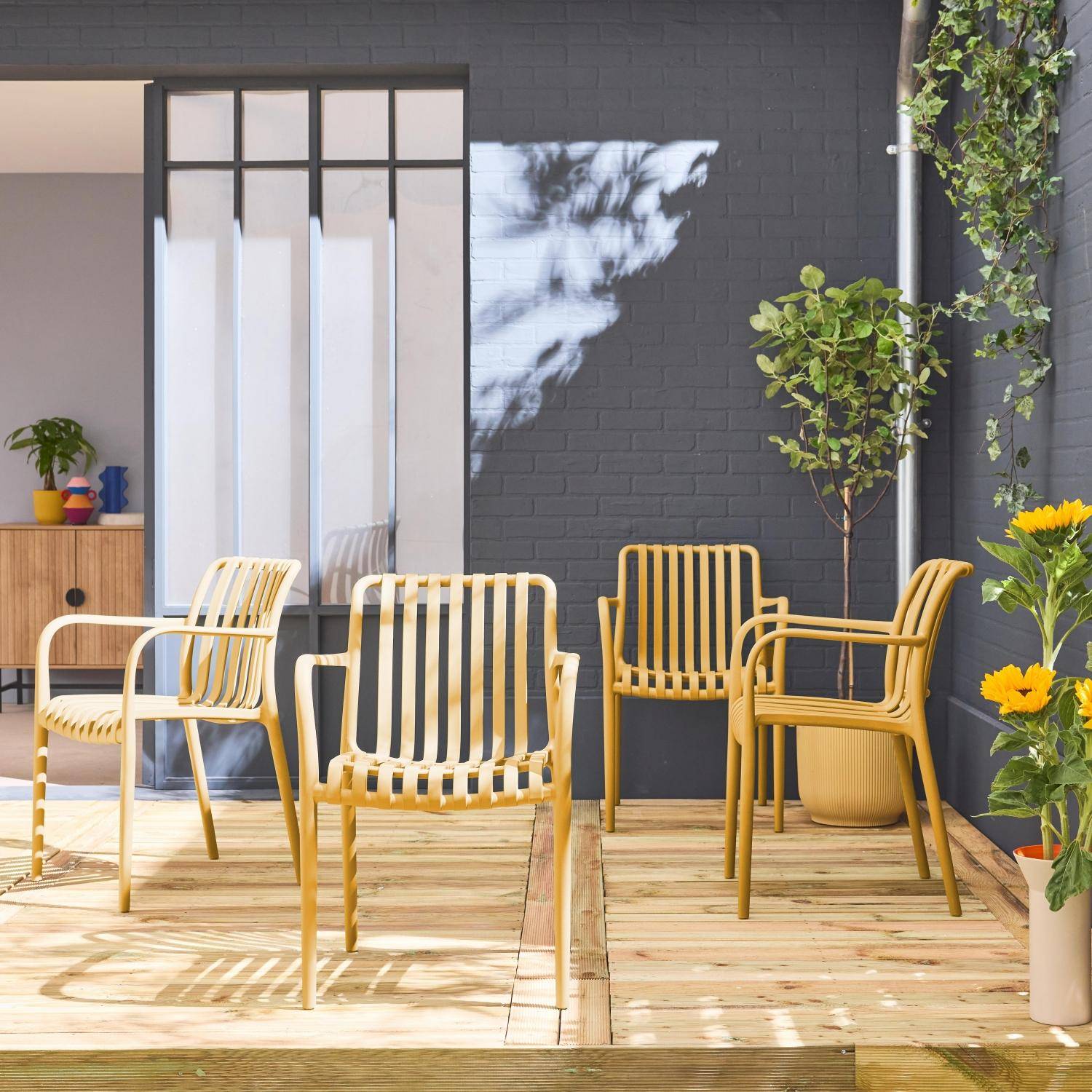 Lot de 4 fauteuils de jardin en plastique moutarde, empilables, design linéaire ,sweeek,Photo2