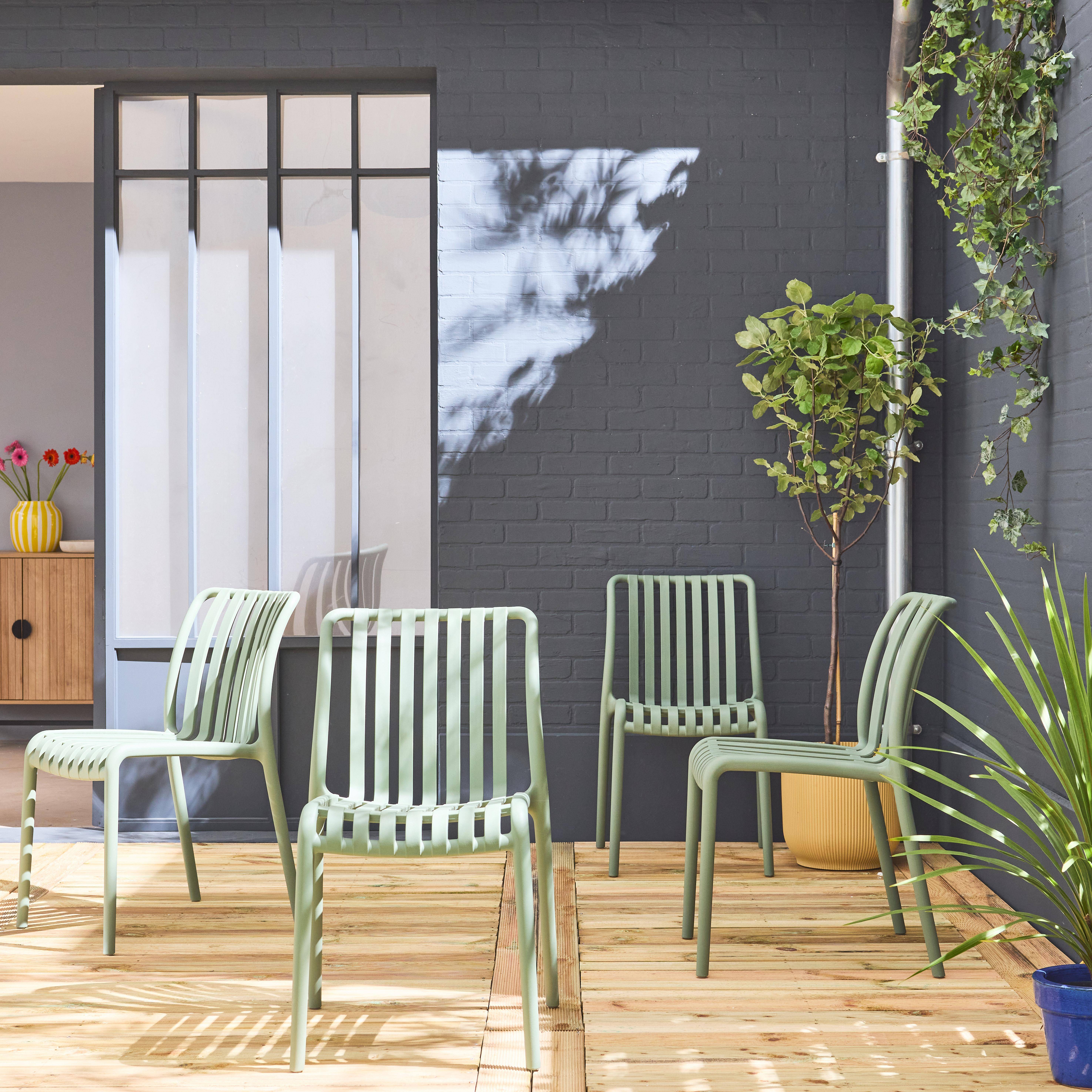 Lot de 4 chaises de jardin en plastique vert de gris, empilables, déjà montées Photo1