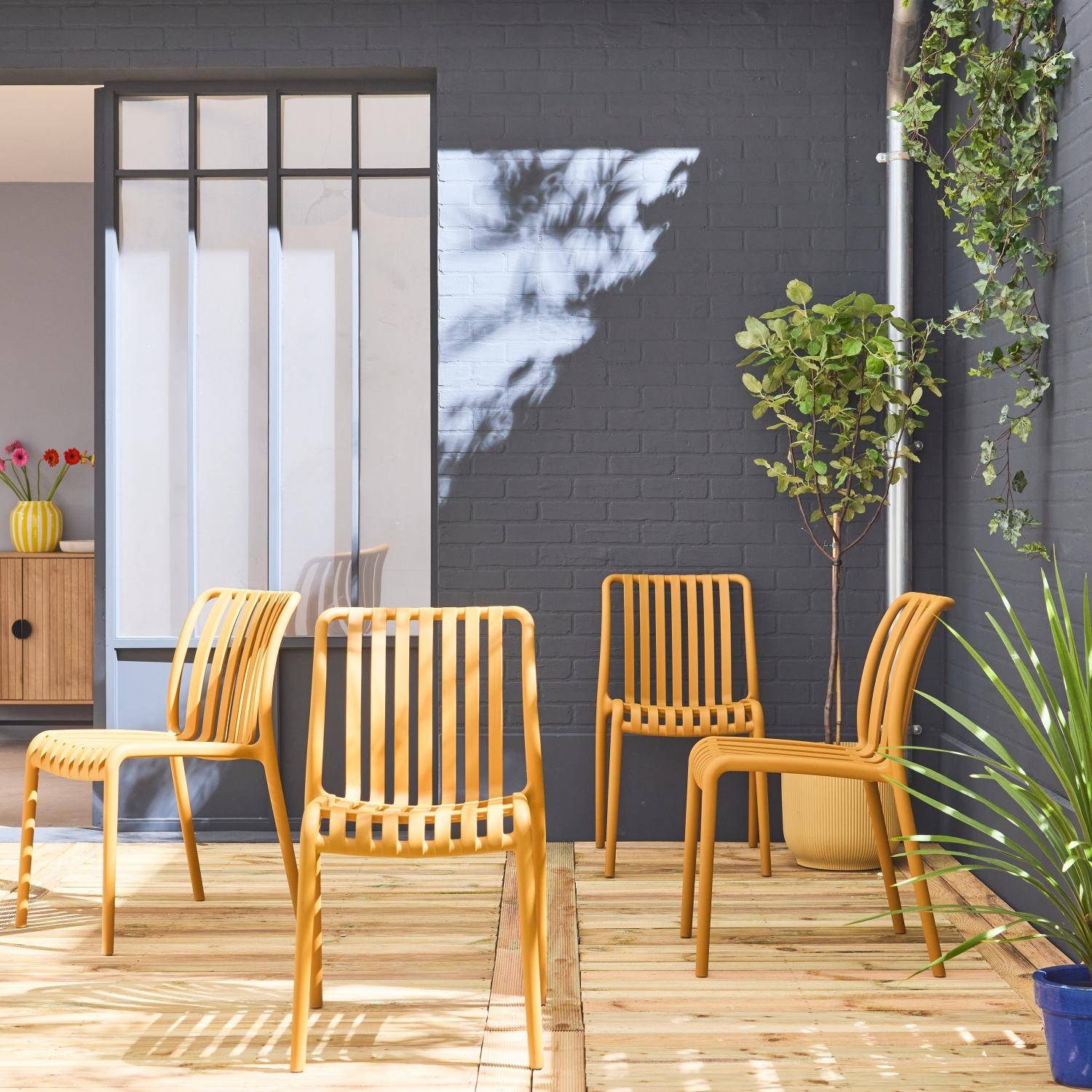 Lot de 4 chaises de jardin en plastique moutarde, empilables, déjà montées Photo1
