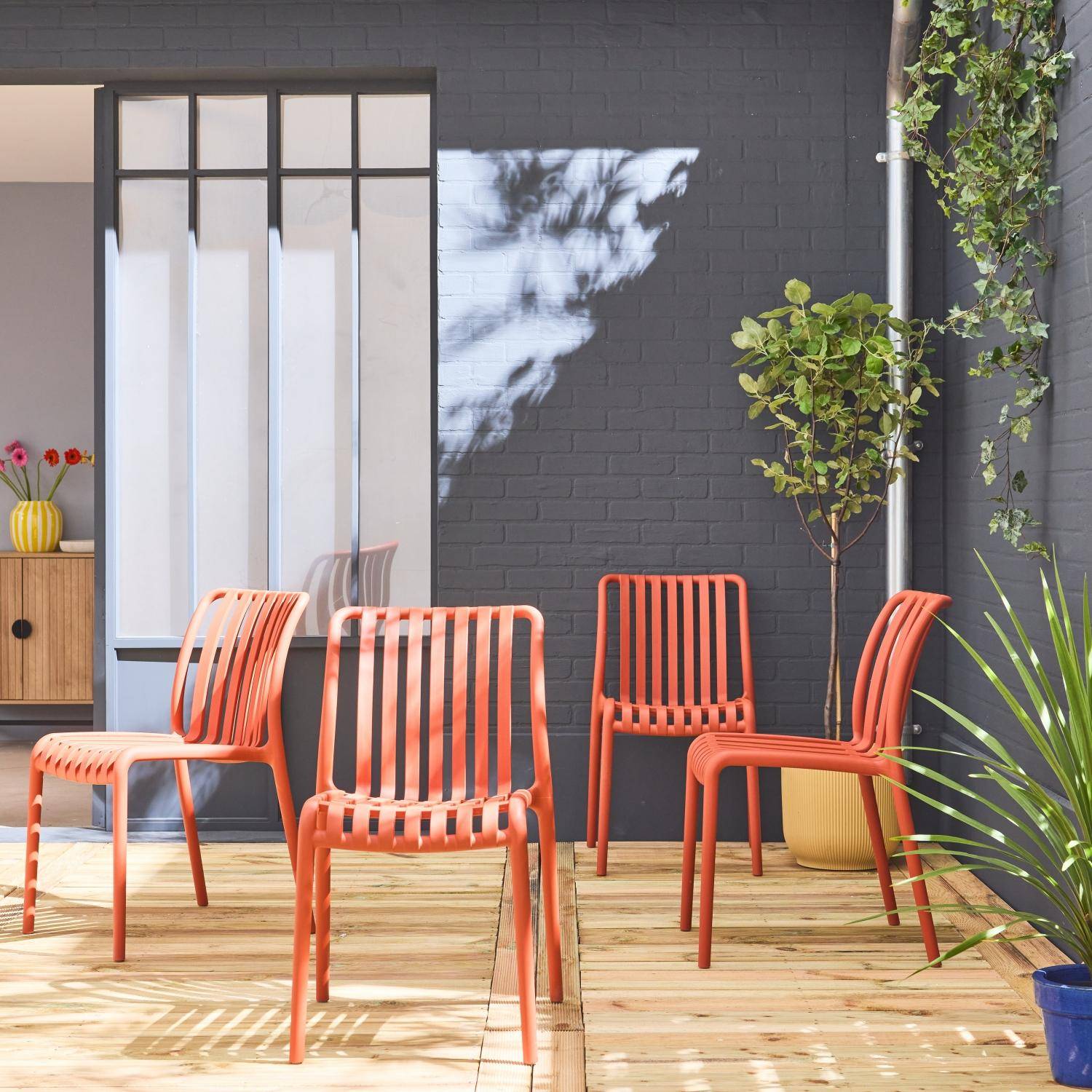 Lot de 4 chaises de jardin en plastique terracotta, empilables, déjà montées Photo1