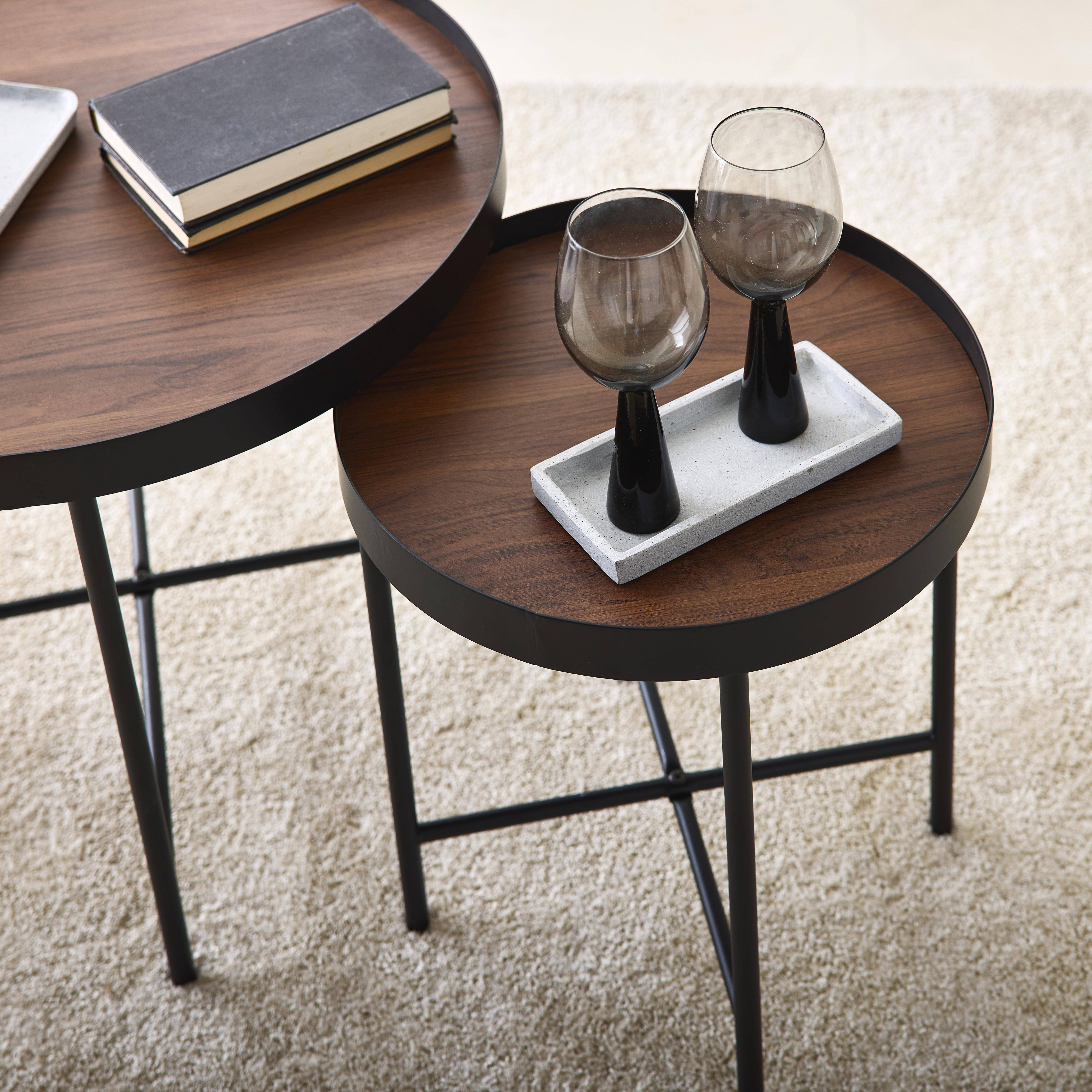 Conjunto de 2 práticas mesas redondas de encaixe em MDF com efeito de nogueira e pernas pretas Photo2