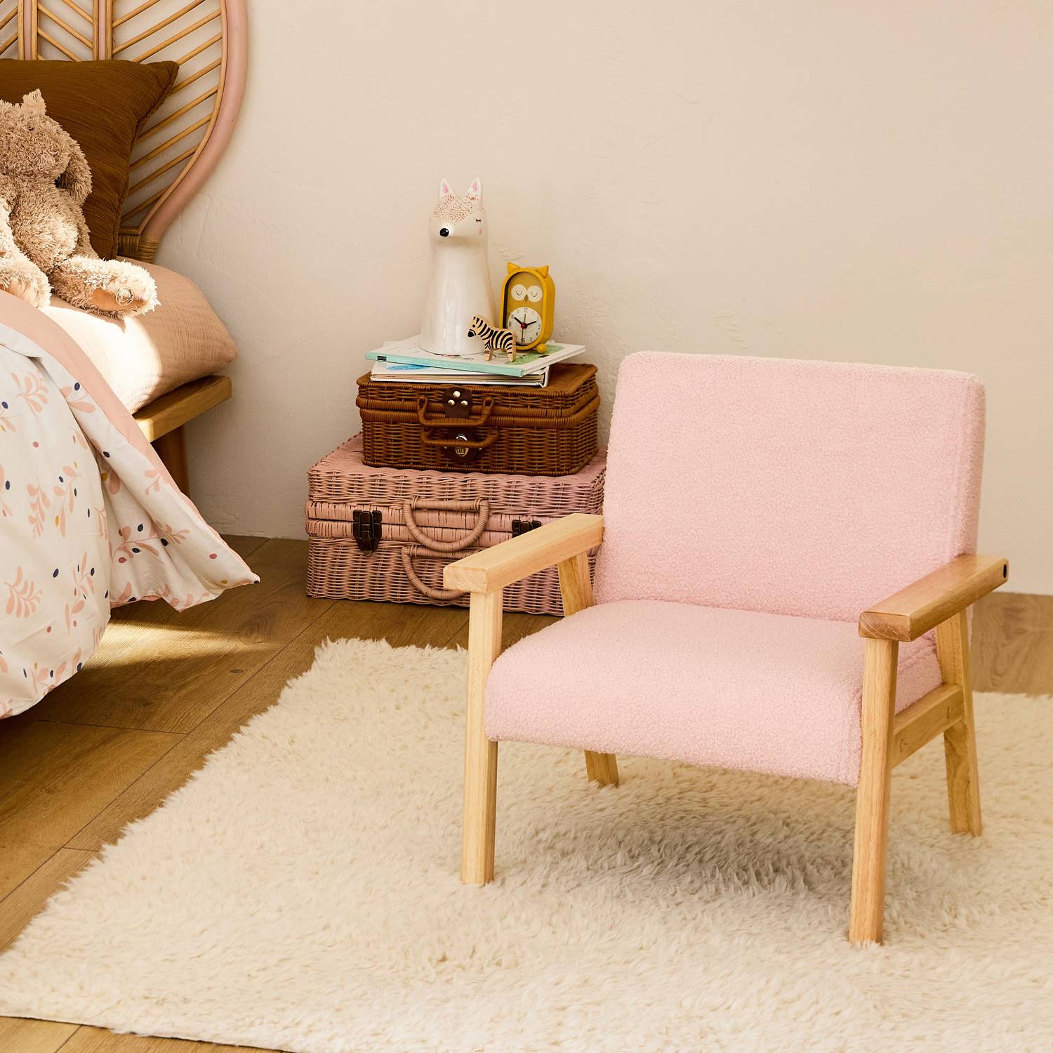 Kinderfauteuil in hout en roze boucléstof, Isak, B 47 x D 43,5 x H 50cm Photo1