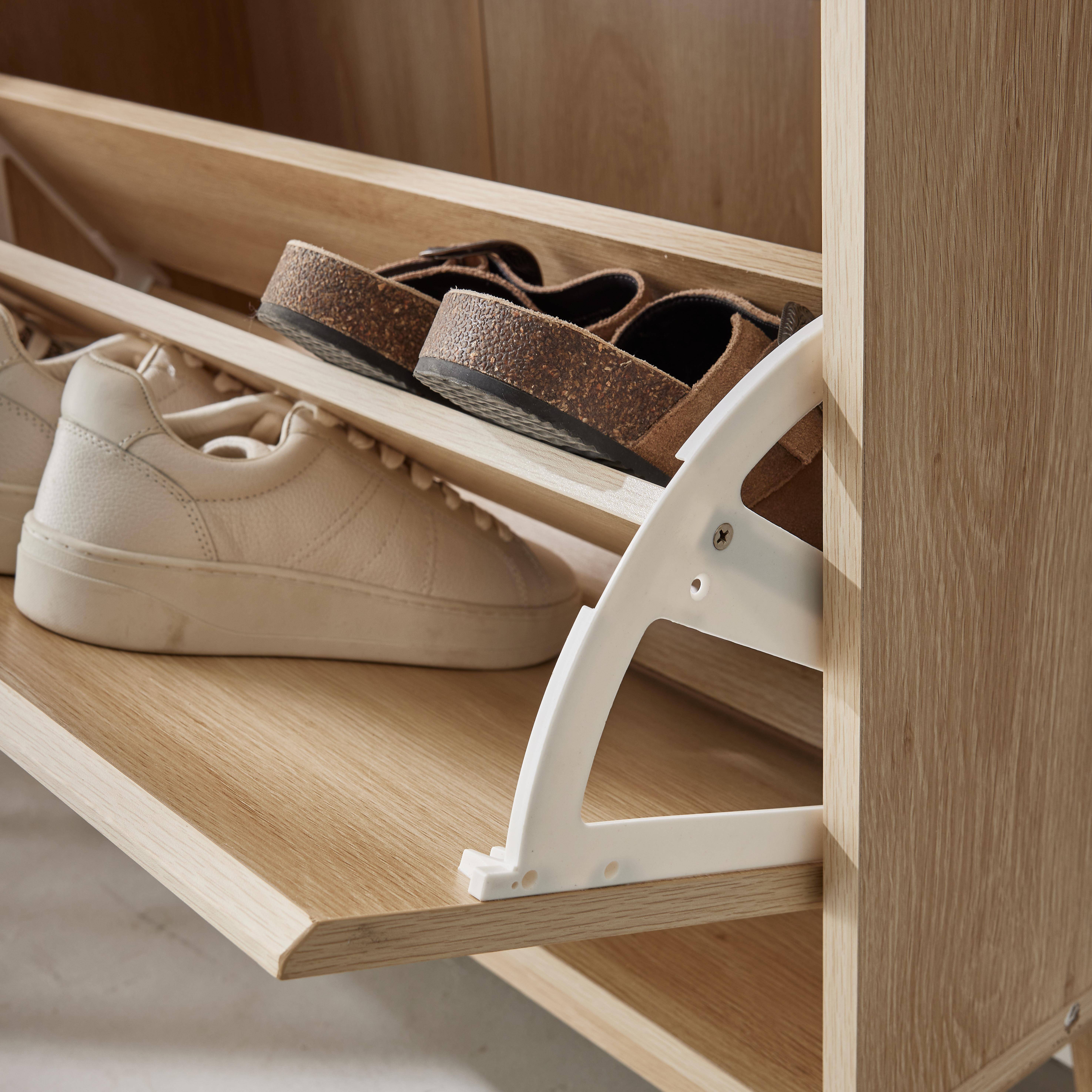 Mueble zapatero escandinavo en madera clara con 3 puertas batientes para 18 pares de zapatos Photo4