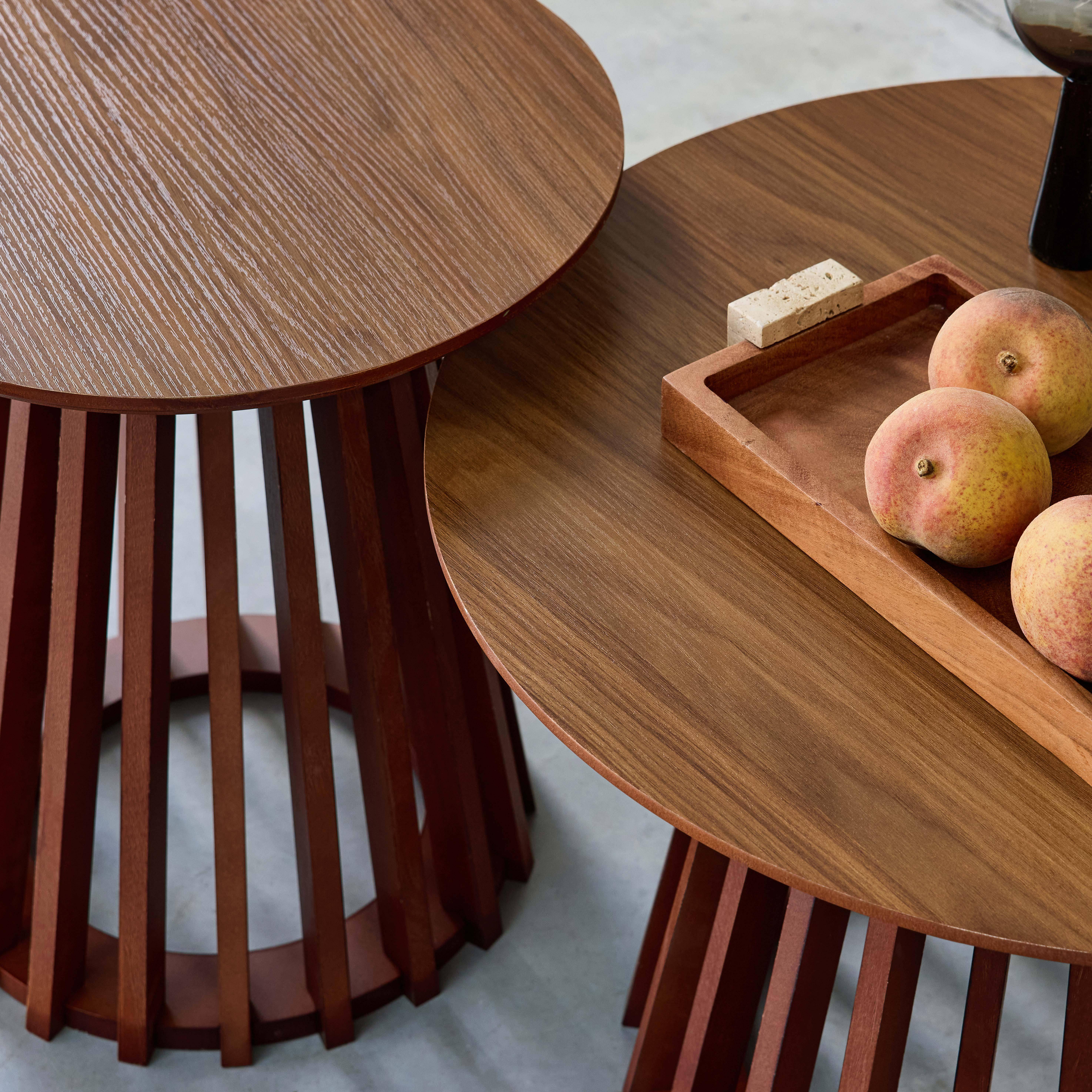 Set van 2 ronde salontafels, walnoothoutkleurig tafelblad en dennenhouten poten, Ø40cm en Ø60cm Photo2