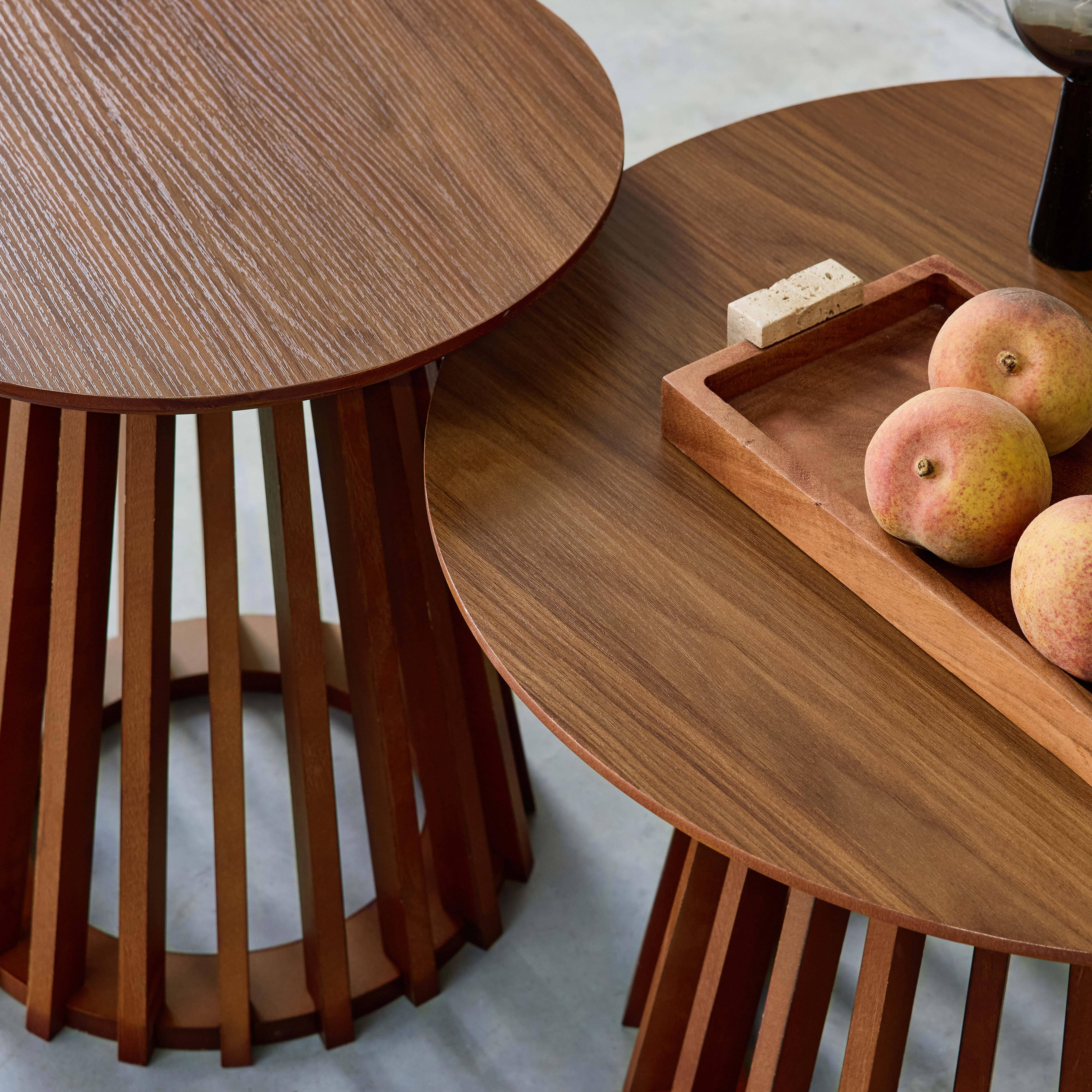 Set van 2 ronde salontafels, walnoothoutkleurig tafelblad en dennenhouten poten, Ø40cm en Ø60cm,sweeek,Photo2