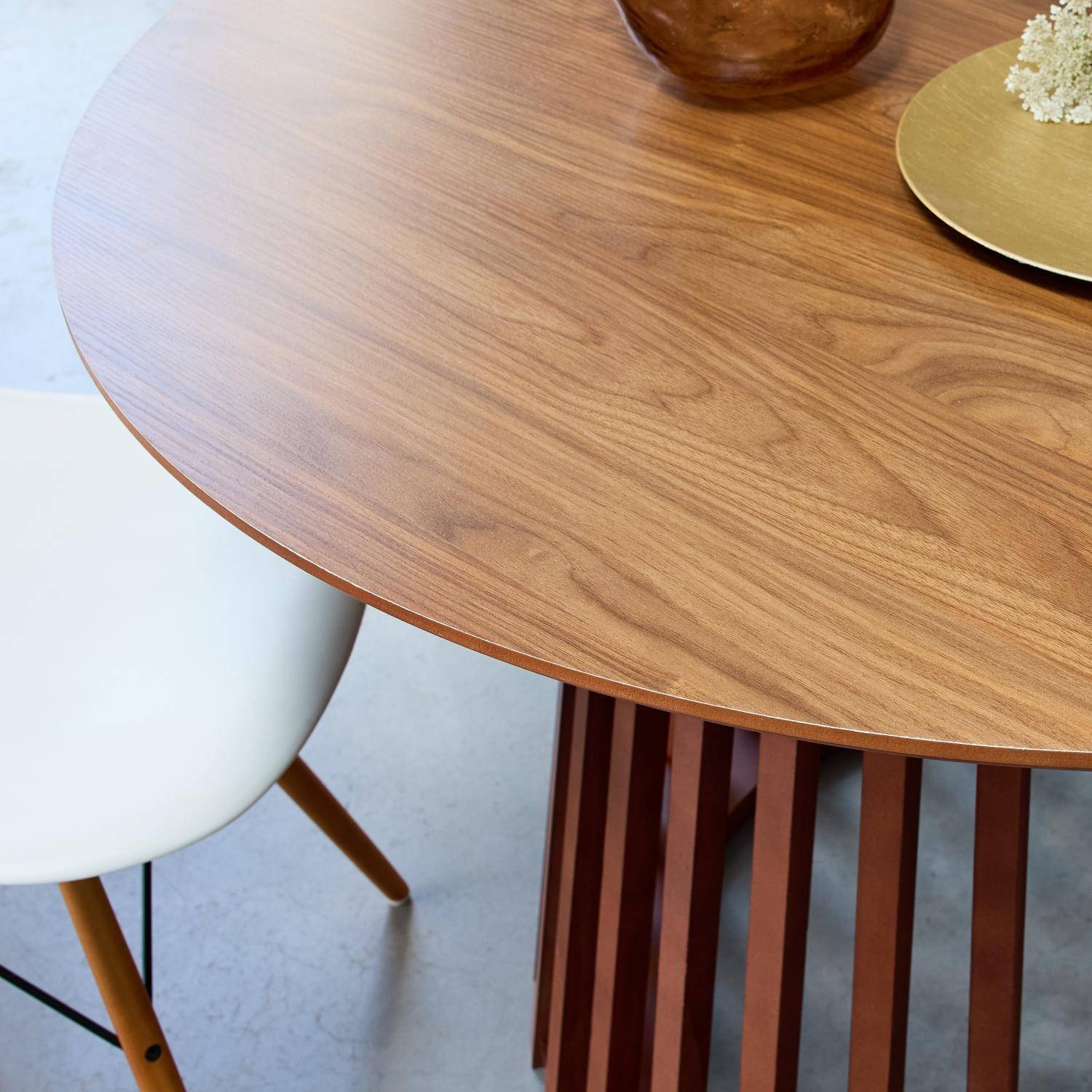 Table à manger effet bois noyer, pieds bois de sapin 4 places Ø120cm Photo2