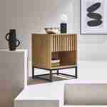 Mesa de cabeceira de estilo contemporâneo com 1 gaveta ranhurada com efeito de madeira (sistema de pressão para abrir) e 1 nicho, base em metal preto Photo3
