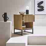 Mesa de cabeceira de estilo contemporâneo com 1 gaveta ranhurada com efeito de madeira (sistema de pressão para abrir) e 1 nicho, base em metal preto Photo2