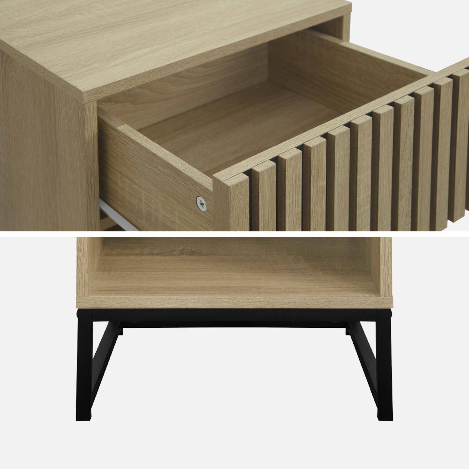 Mesa de cabeceira de estilo contemporâneo com 1 gaveta ranhurada com efeito de madeira (sistema de pressão para abrir) e 1 nicho, base em metal preto Photo6