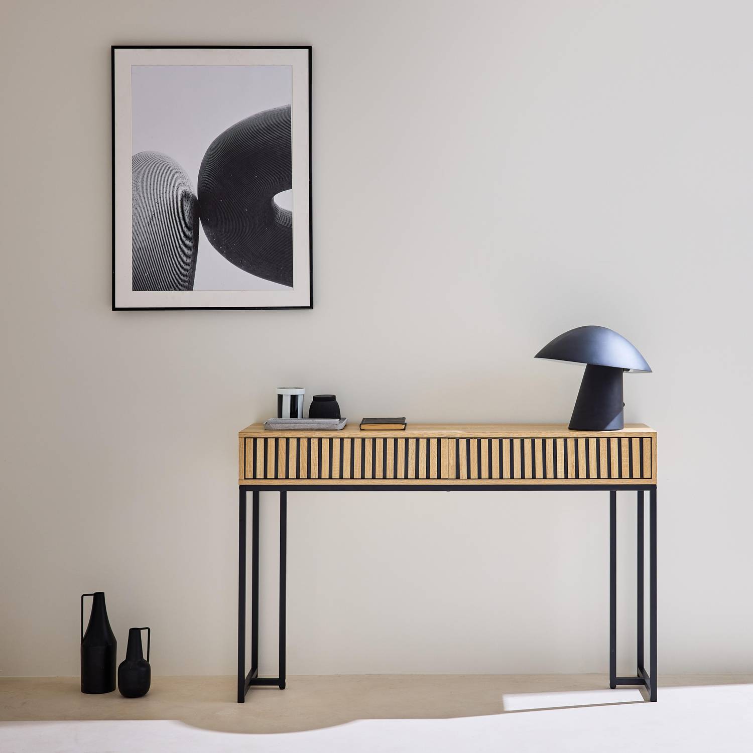 Console contemporaine avec 2 tiroirs en décor bois rainuré, structure et piètement en métal noir Photo1