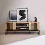 Móvel para televisão com decoração em madeira ranhurada e base em metal preto, sistema de abertura por pressão Photo1