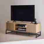 Mueble de TV con decoración de madera estriada y base de metal negro, sistema de apertura a presión Photo2