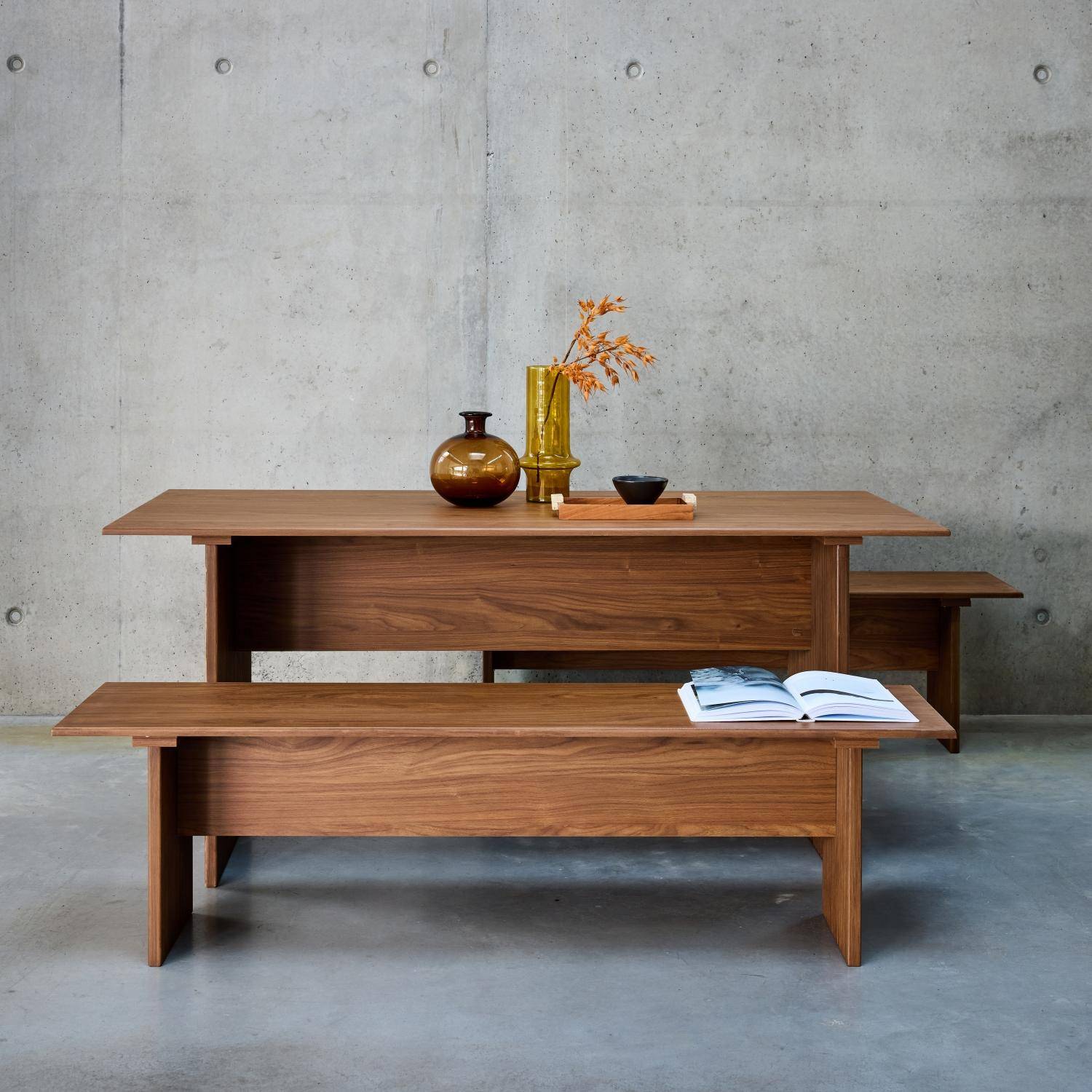 Set van 4-persoons rechthoekige eettafel en 2 banken met houtsnijwerkeffect Photo1
